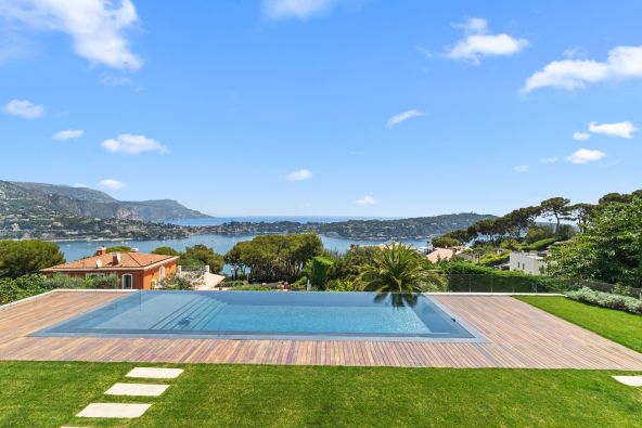 maison contemporaine 6 Pièces en vente sur VILLEFRANCHE SUR MER (06230)
