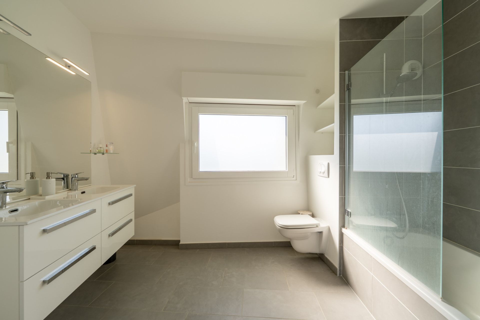 luxury apartment 4 Rooms for sale on ANNECY (74000)