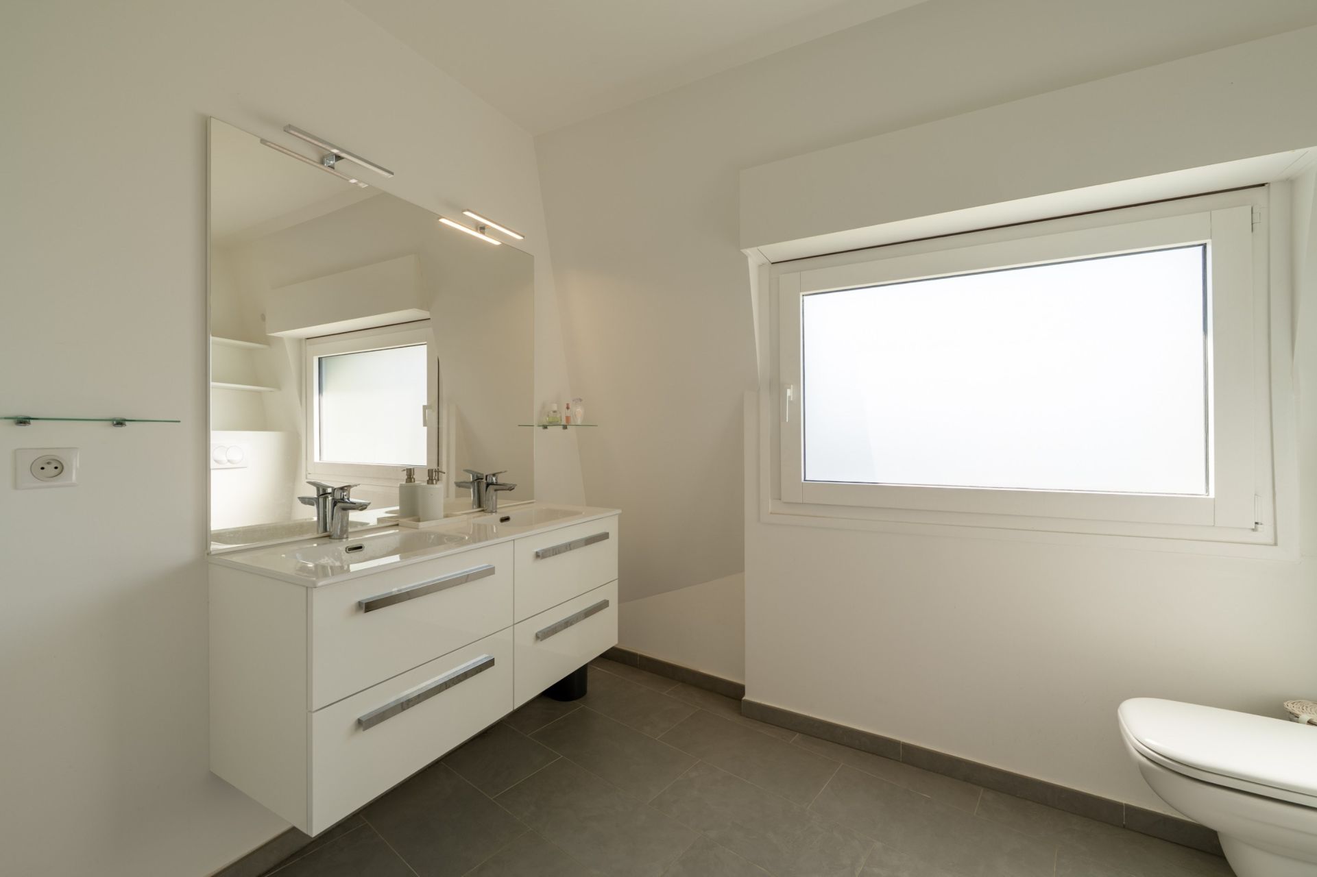 luxury apartment 4 Rooms for sale on ANNECY (74000)