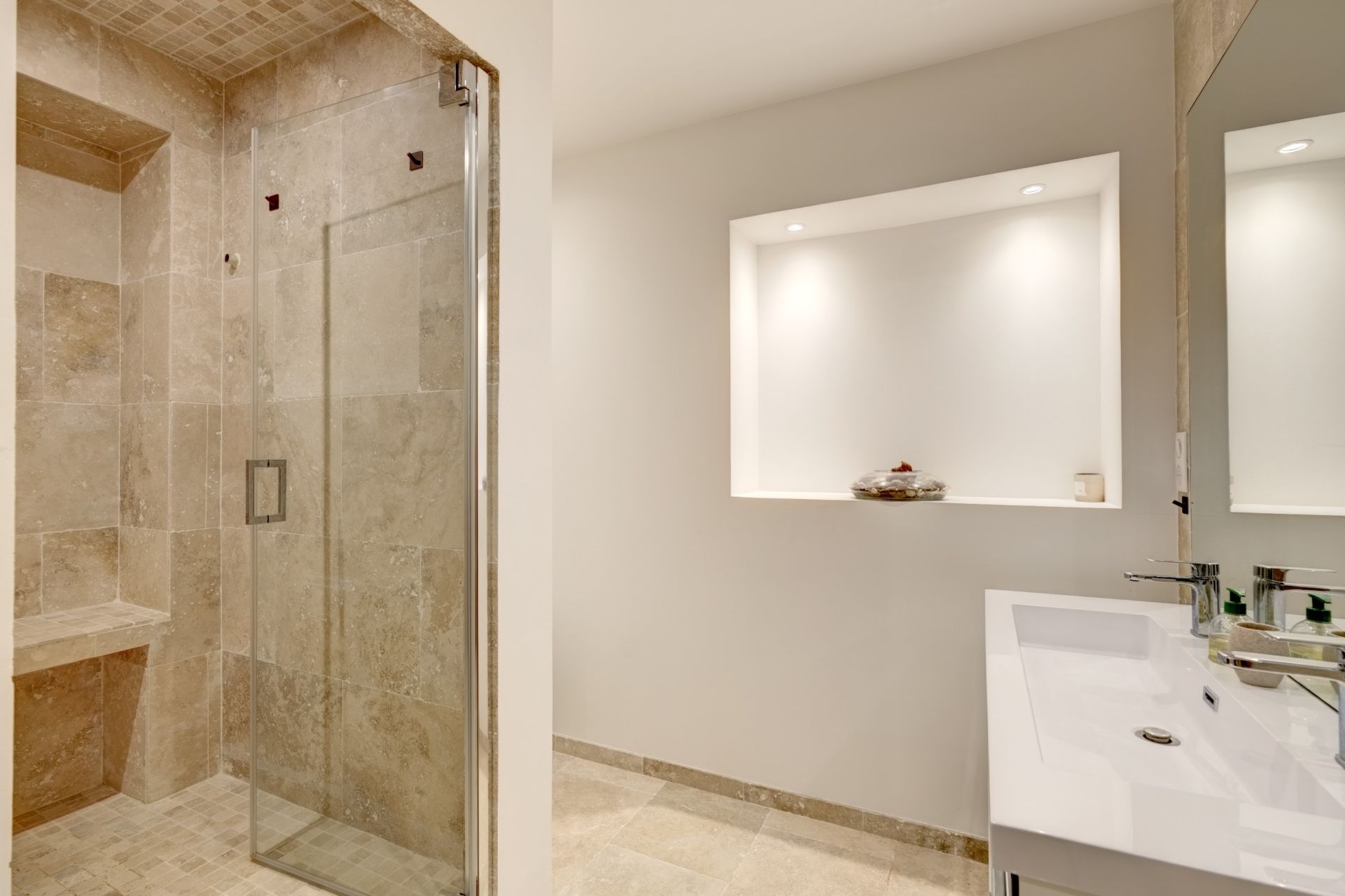 townhouse 6 Rooms for sale on CANNES (06400)
