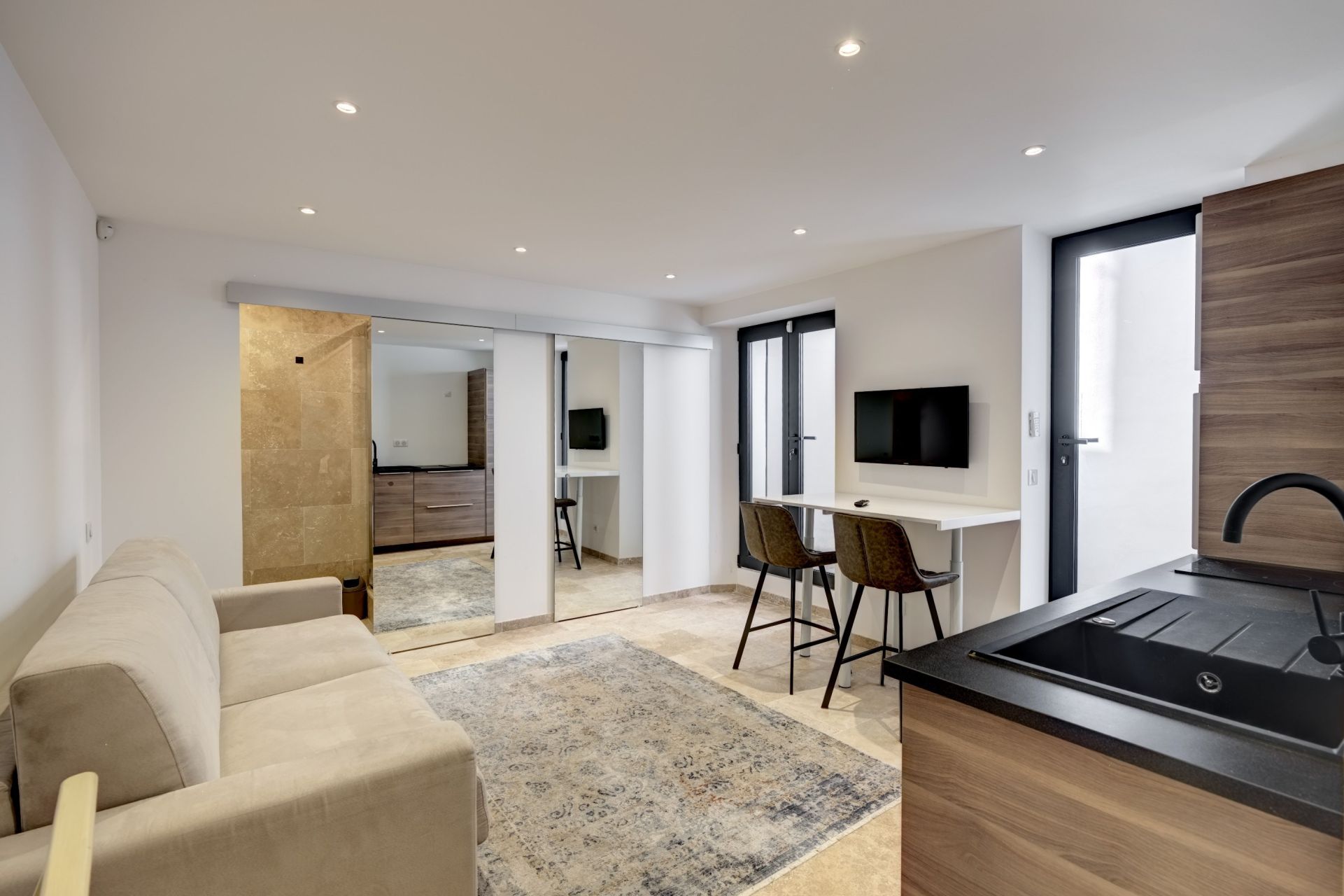 townhouse 6 Rooms for sale on CANNES (06400)