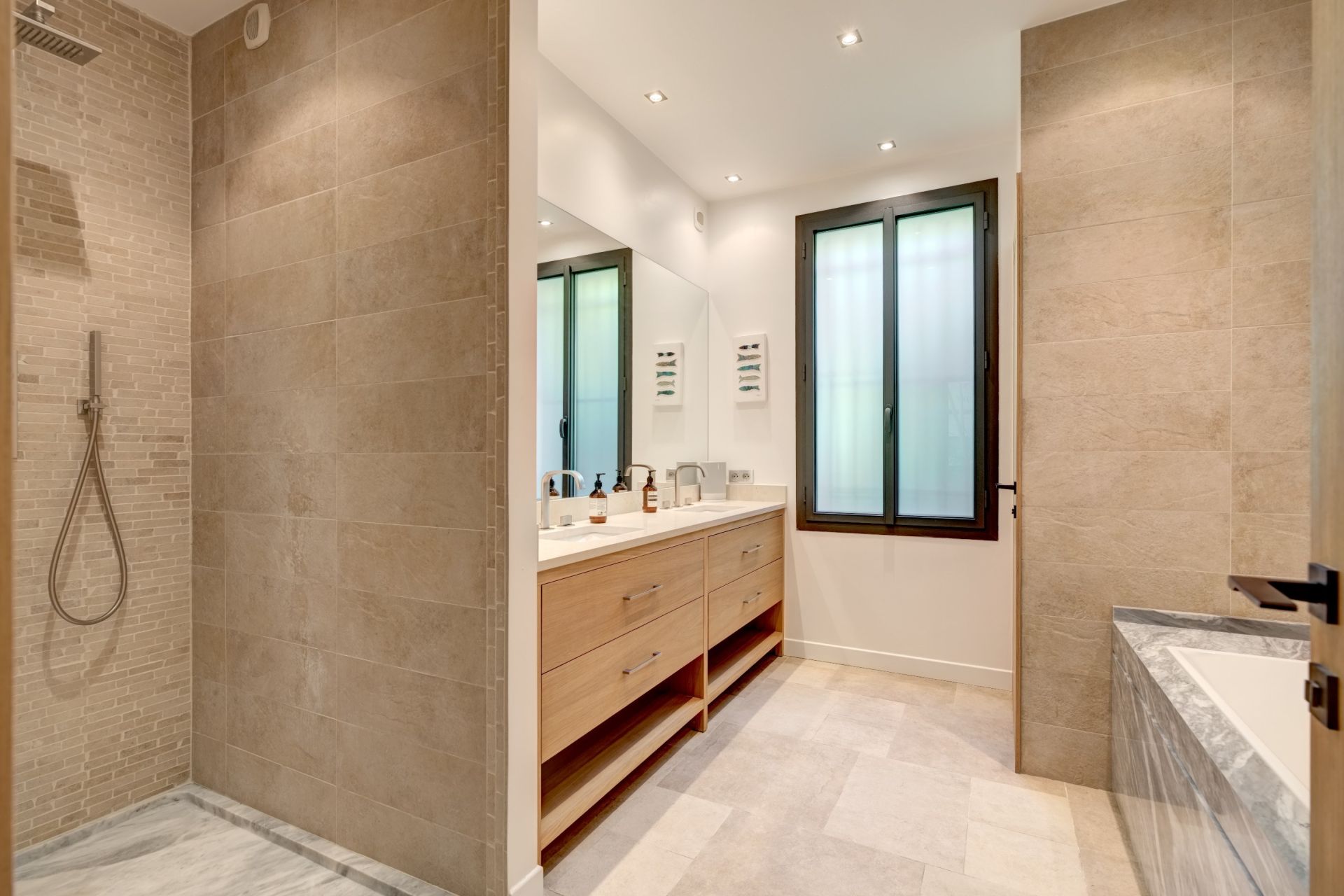 contemporary house 7 Rooms for sale on CANNES (06400)