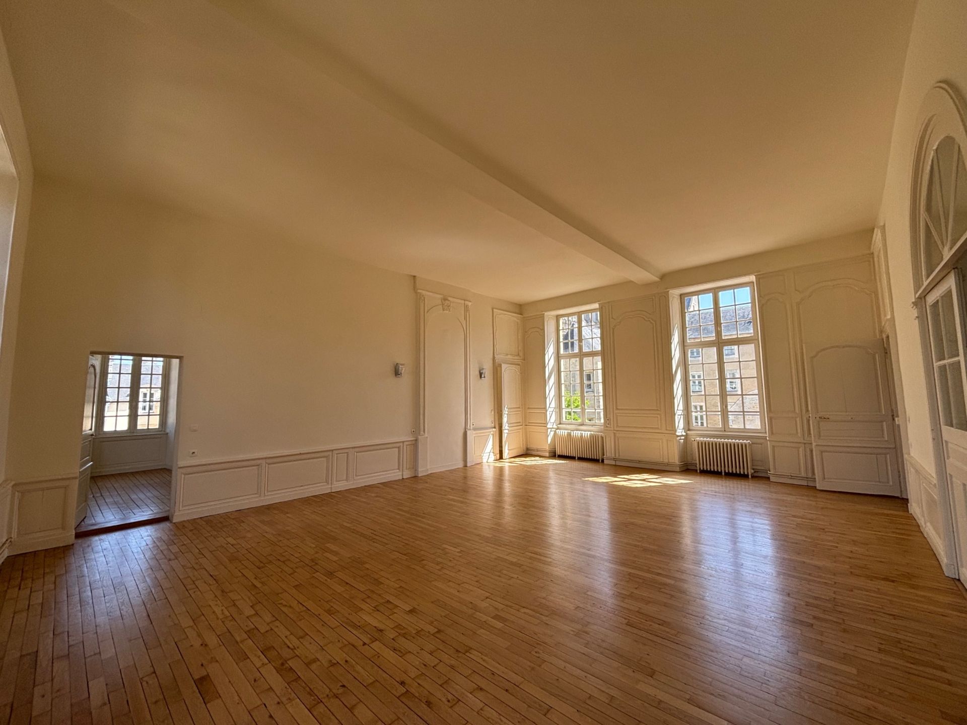 luxury apartment 5 Rooms for sale on BAYEUX (14400)