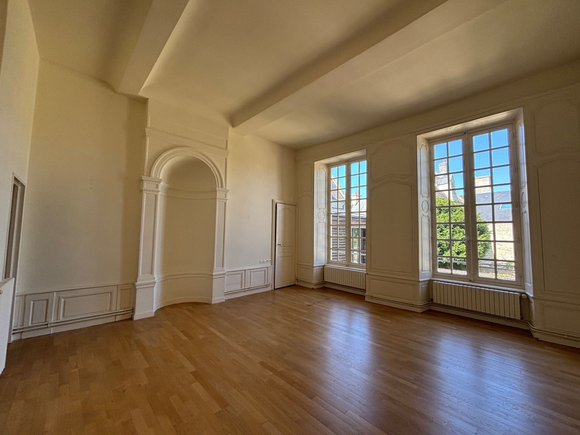 luxury apartment 5 Rooms for sale on BAYEUX (14400)