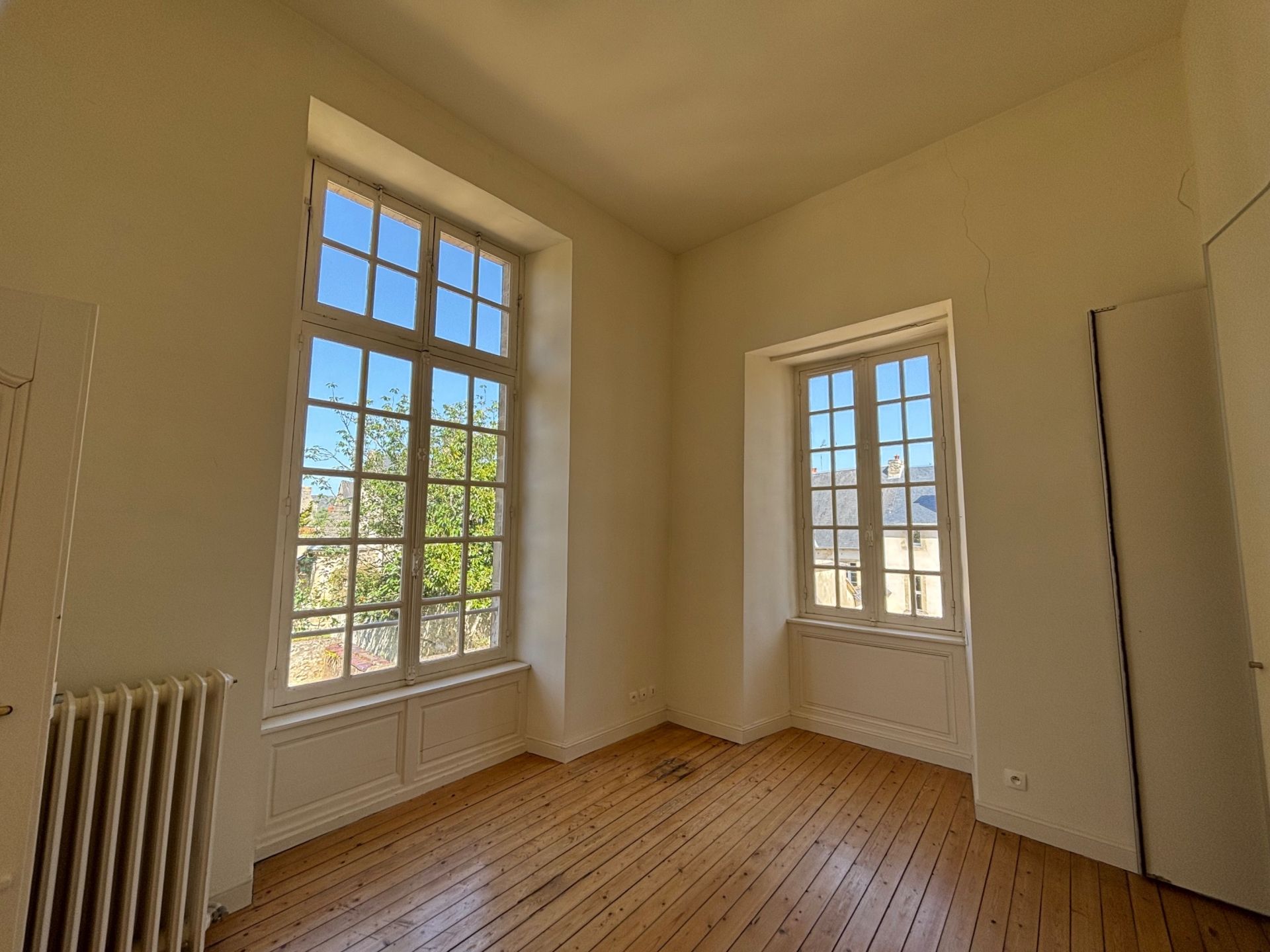luxury apartment 5 Rooms for sale on BAYEUX (14400)