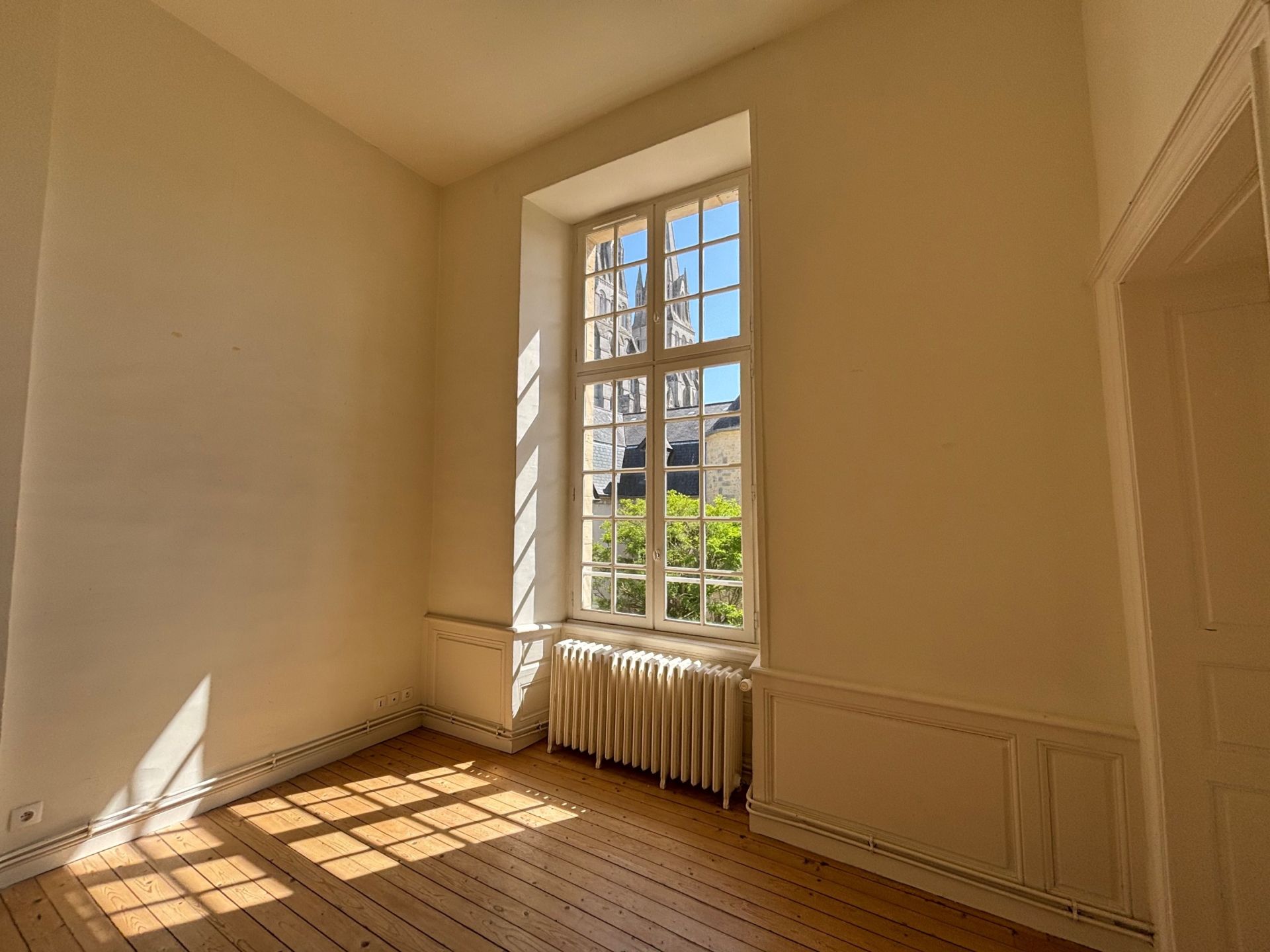 luxury apartment 5 Rooms for sale on BAYEUX (14400)