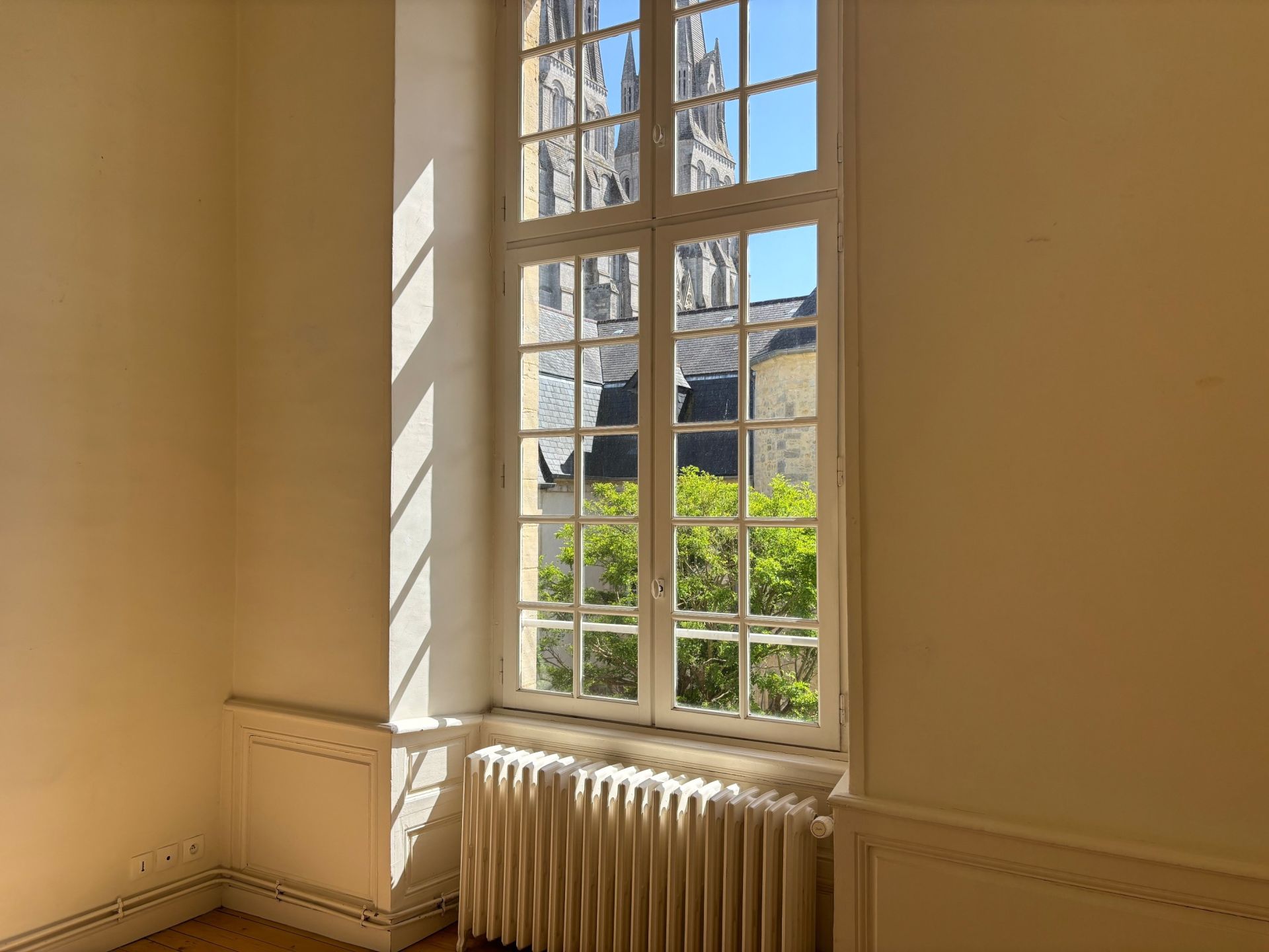 luxury apartment 5 Rooms for sale on BAYEUX (14400)