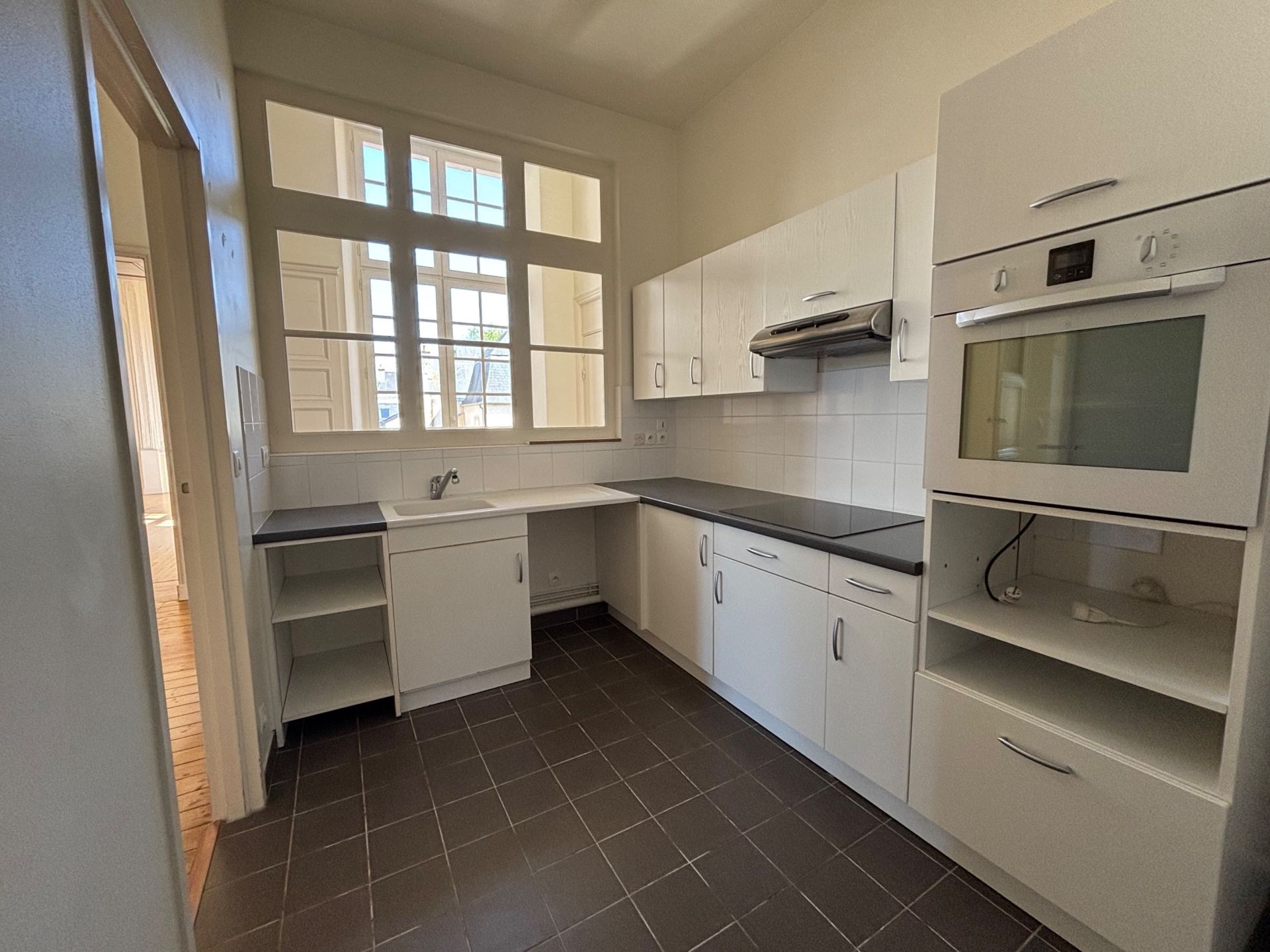 luxury apartment 5 Rooms for sale on BAYEUX (14400)