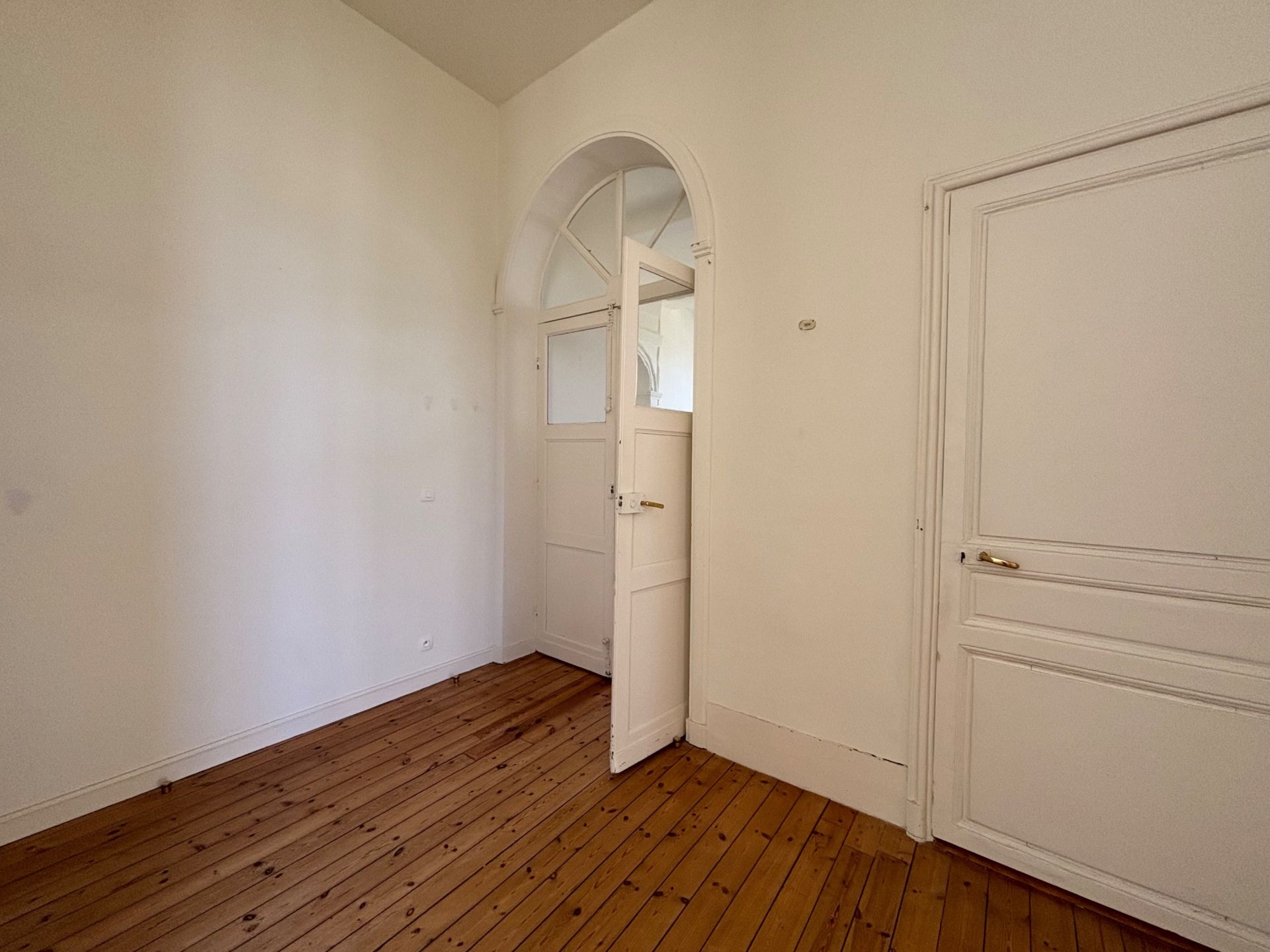 luxury apartment 5 Rooms for sale on BAYEUX (14400)