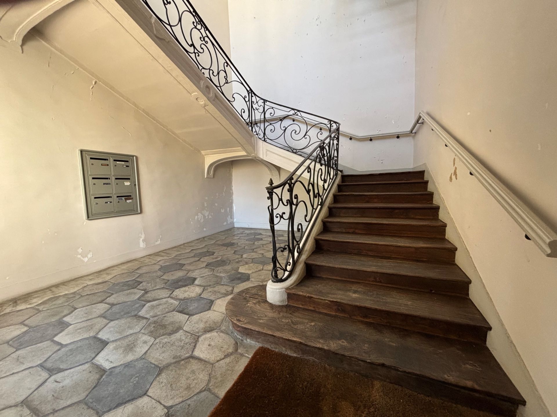 luxury apartment 5 Rooms for sale on BAYEUX (14400)