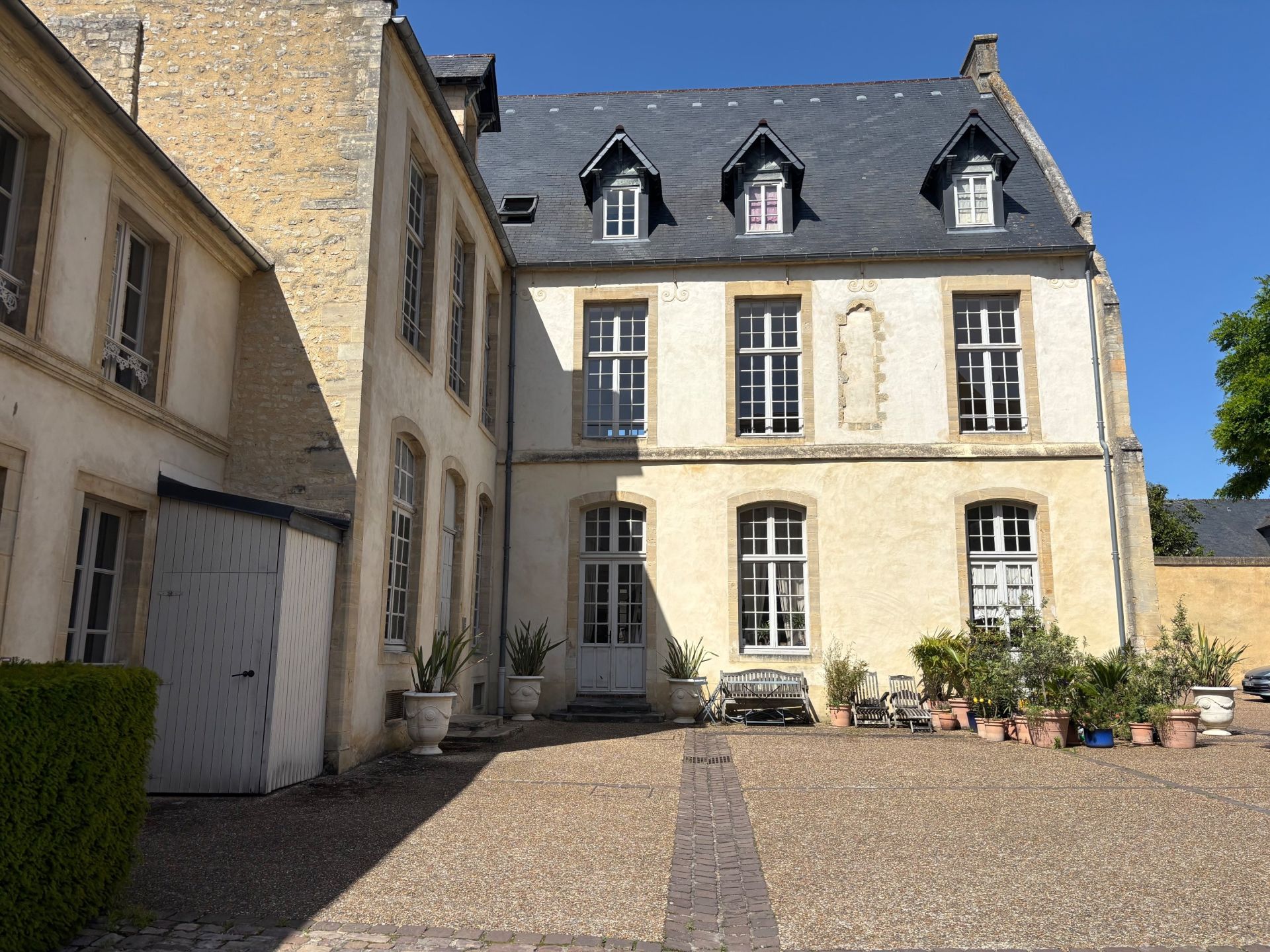 luxury apartment 5 Rooms for sale on BAYEUX (14400)
