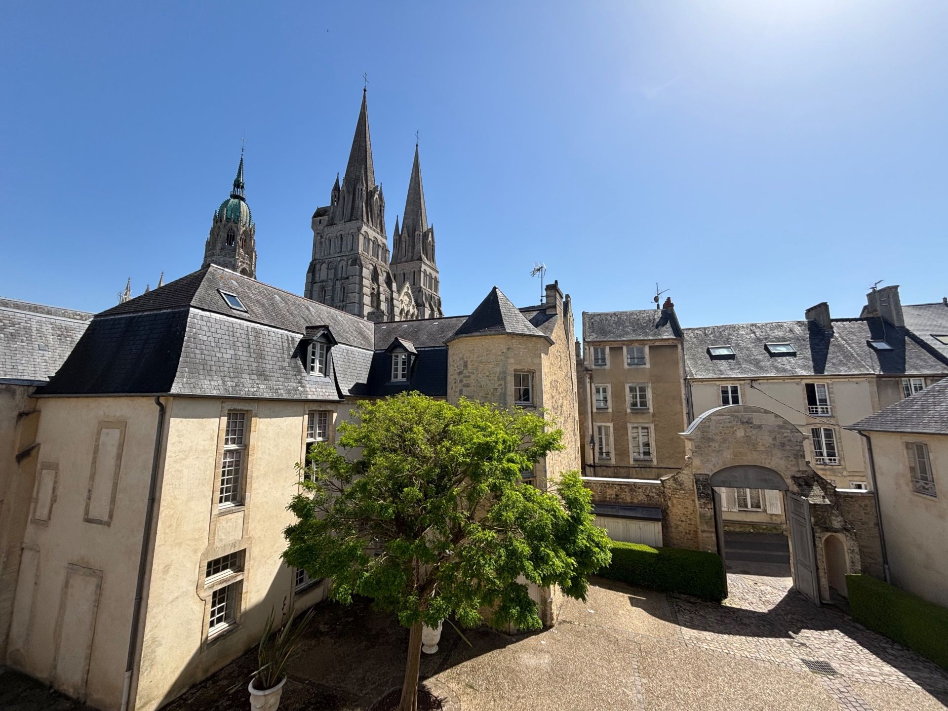 luxury apartment 5 Rooms for sale on BAYEUX (14400)