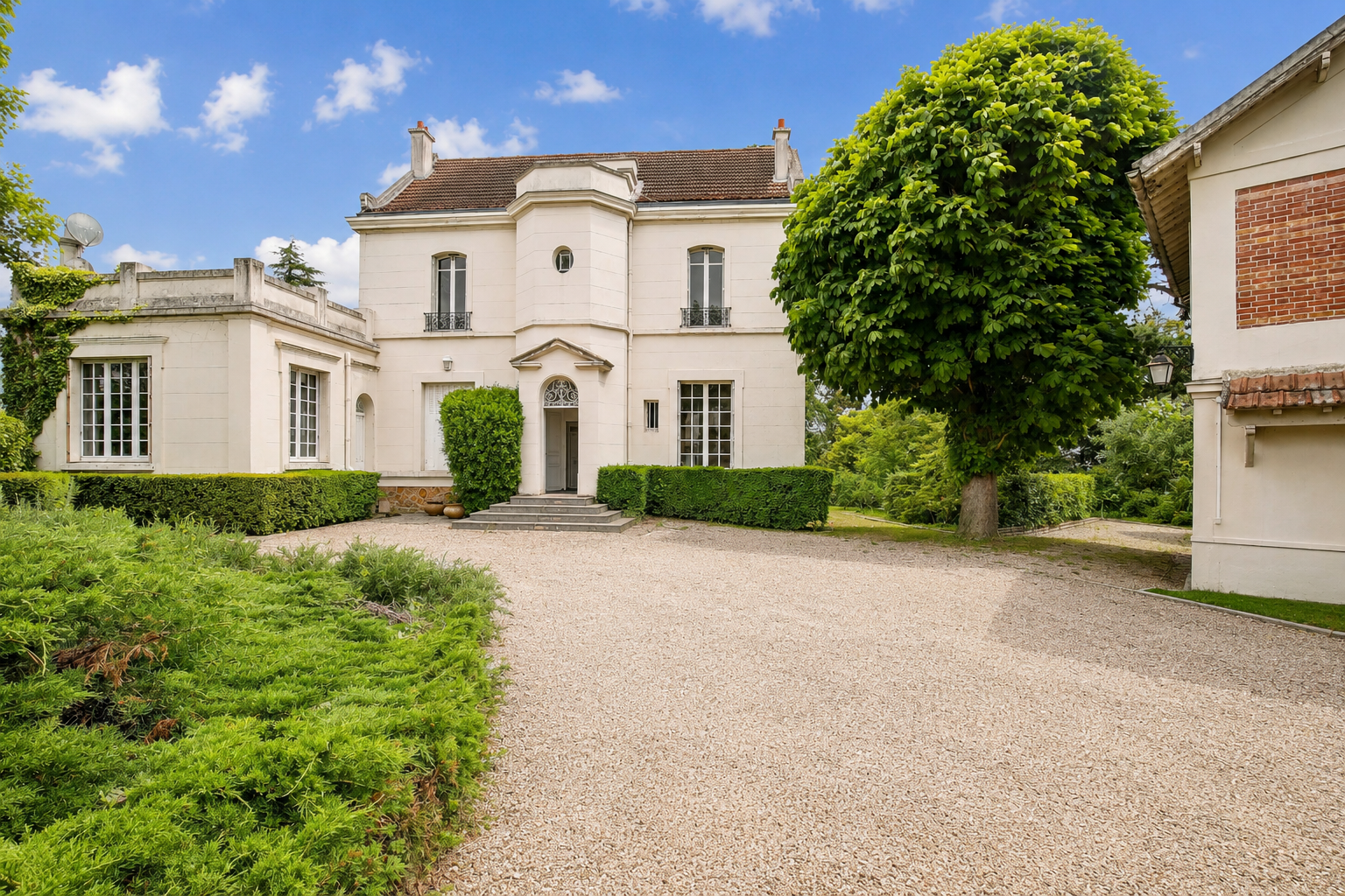 mansion (hôtel particulier) 10 Rooms for sale on LA CELLE ST CLOUD (78170)