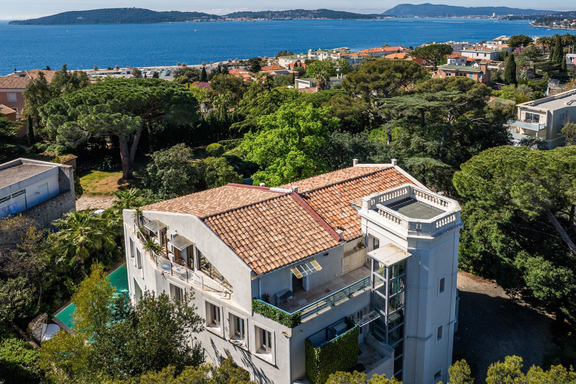 luxury house 14 Rooms for sale on TOULON (83100)