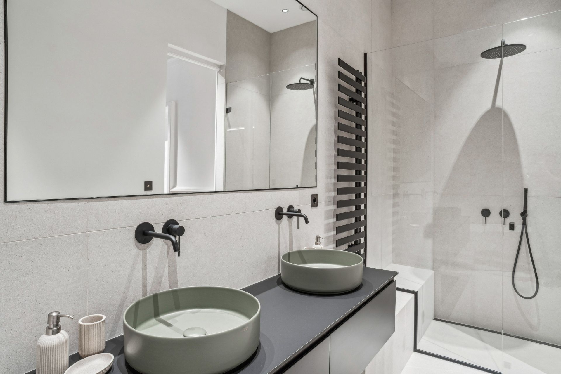 luxury apartment 7 Rooms for rent on LYON (69006)