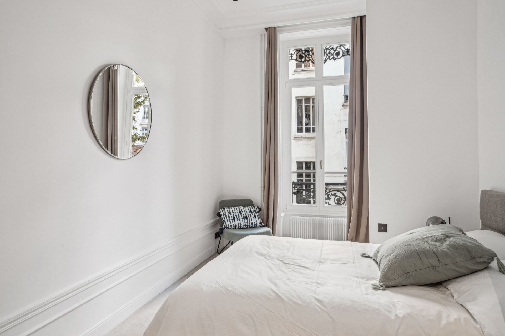 luxury apartment 7 Rooms for rent on LYON (69006)