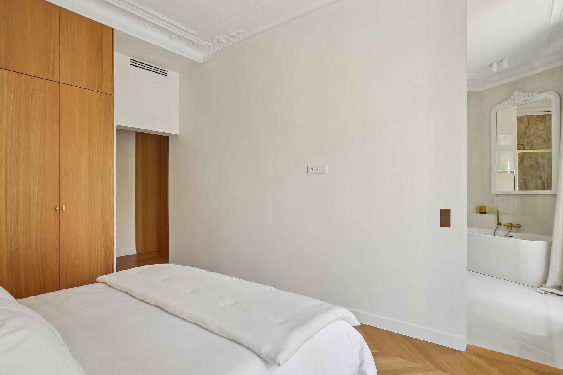 luxury apartment 7 Rooms for sale on PARIS (75016)