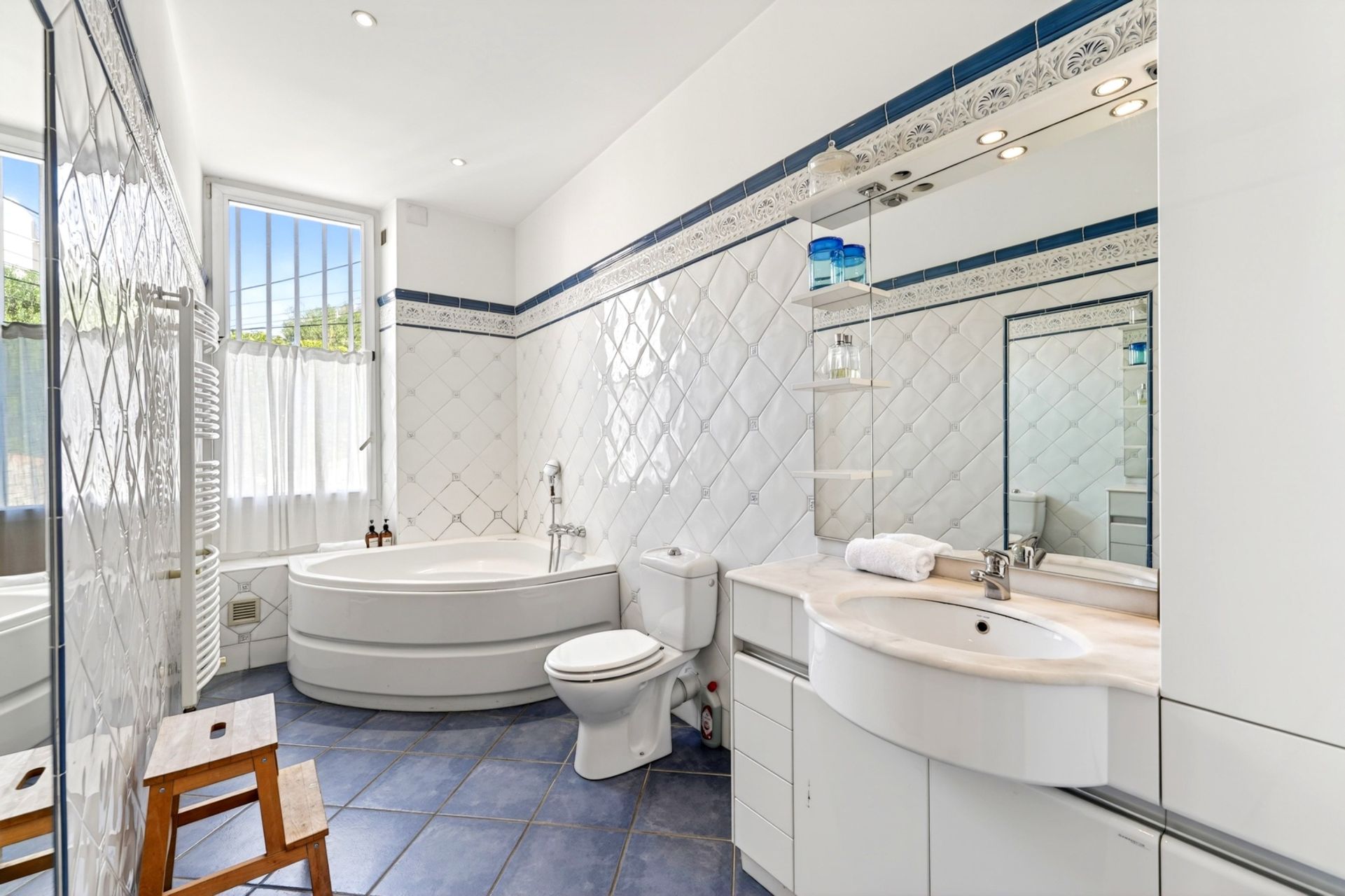 luxury house 6 Rooms for rent on MARSEILLE (13007)