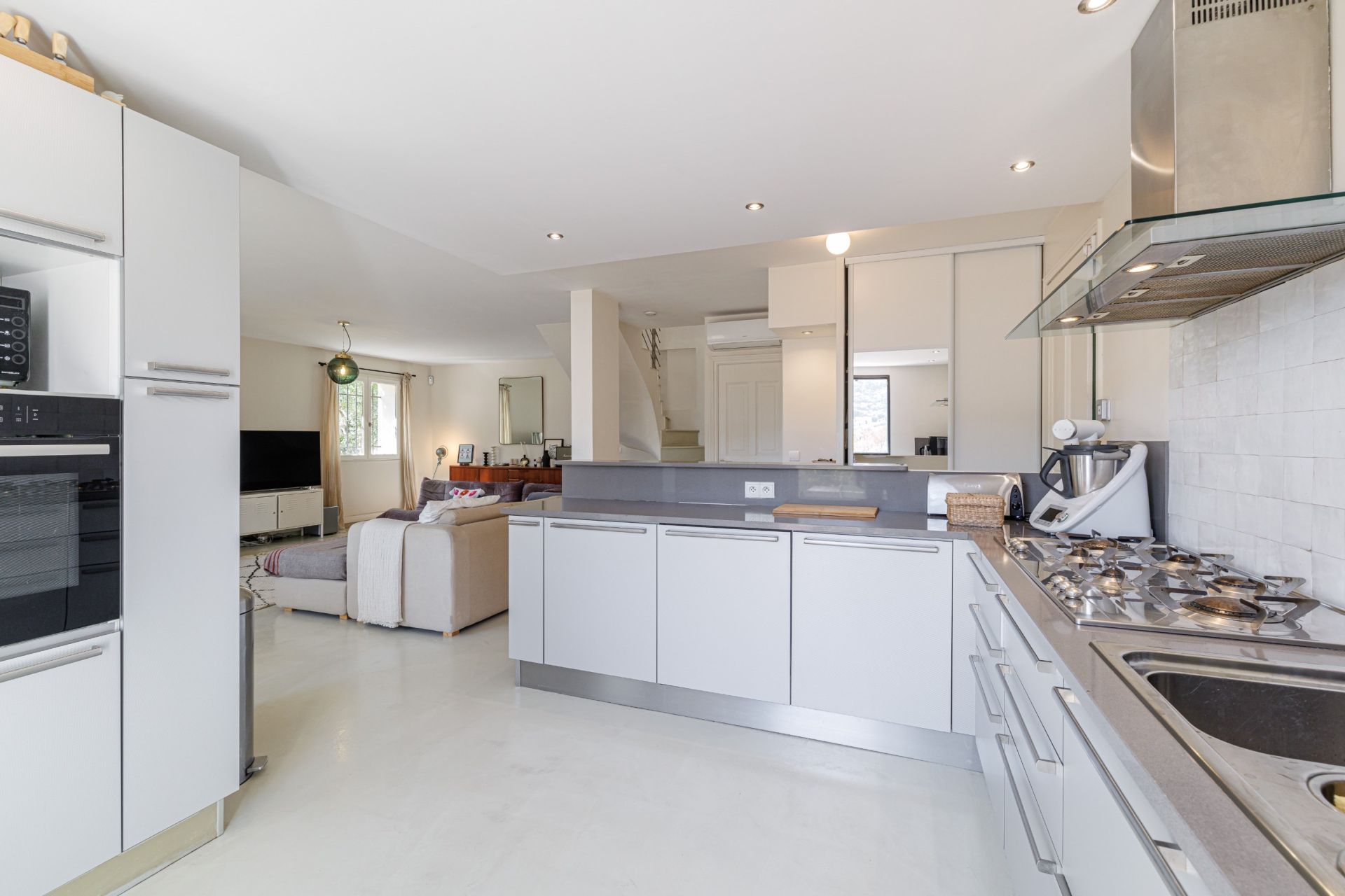 luxury house 5 Rooms for sale on NICE (06000)