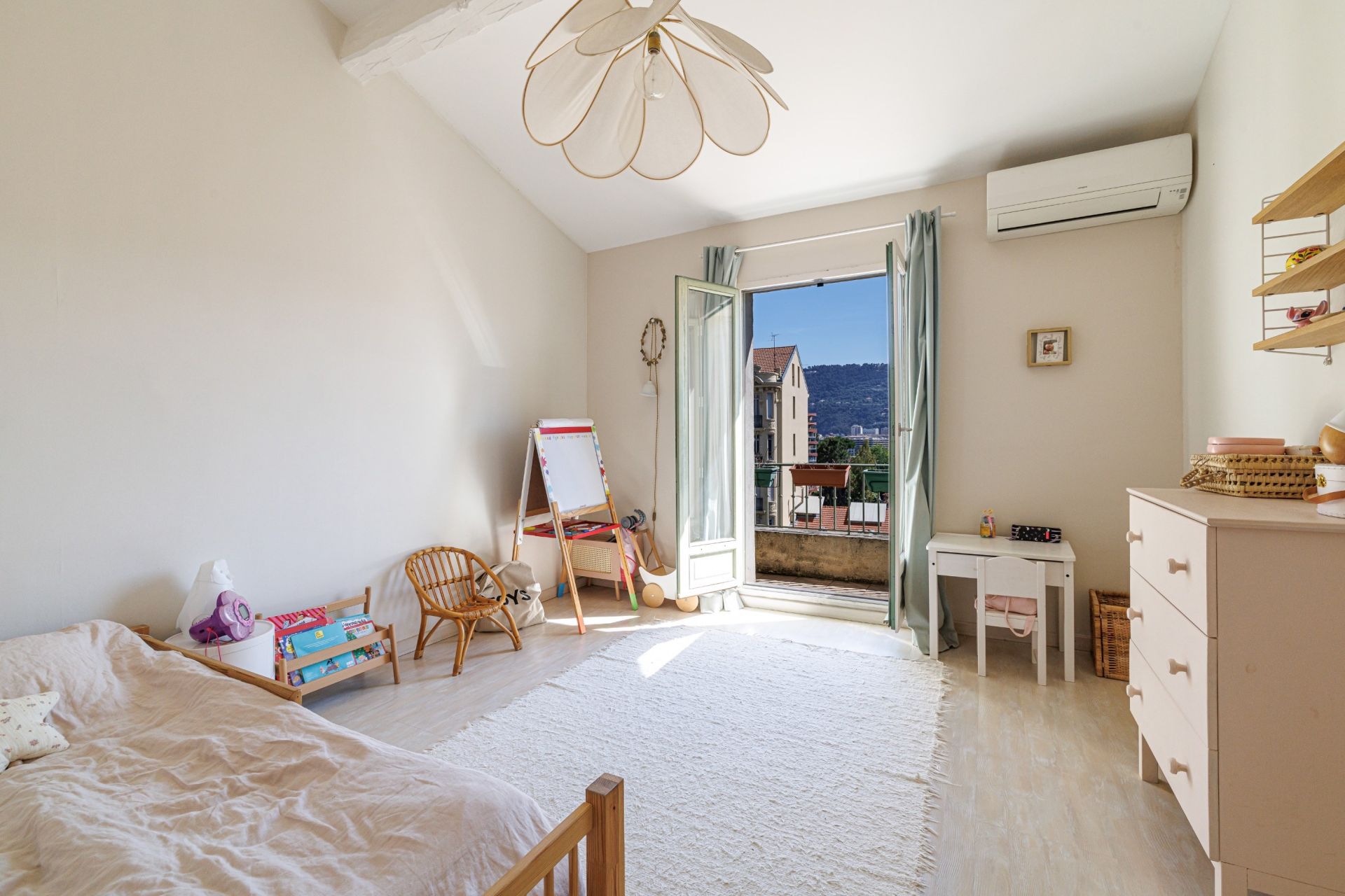 luxury house 5 Rooms for sale on NICE (06000)