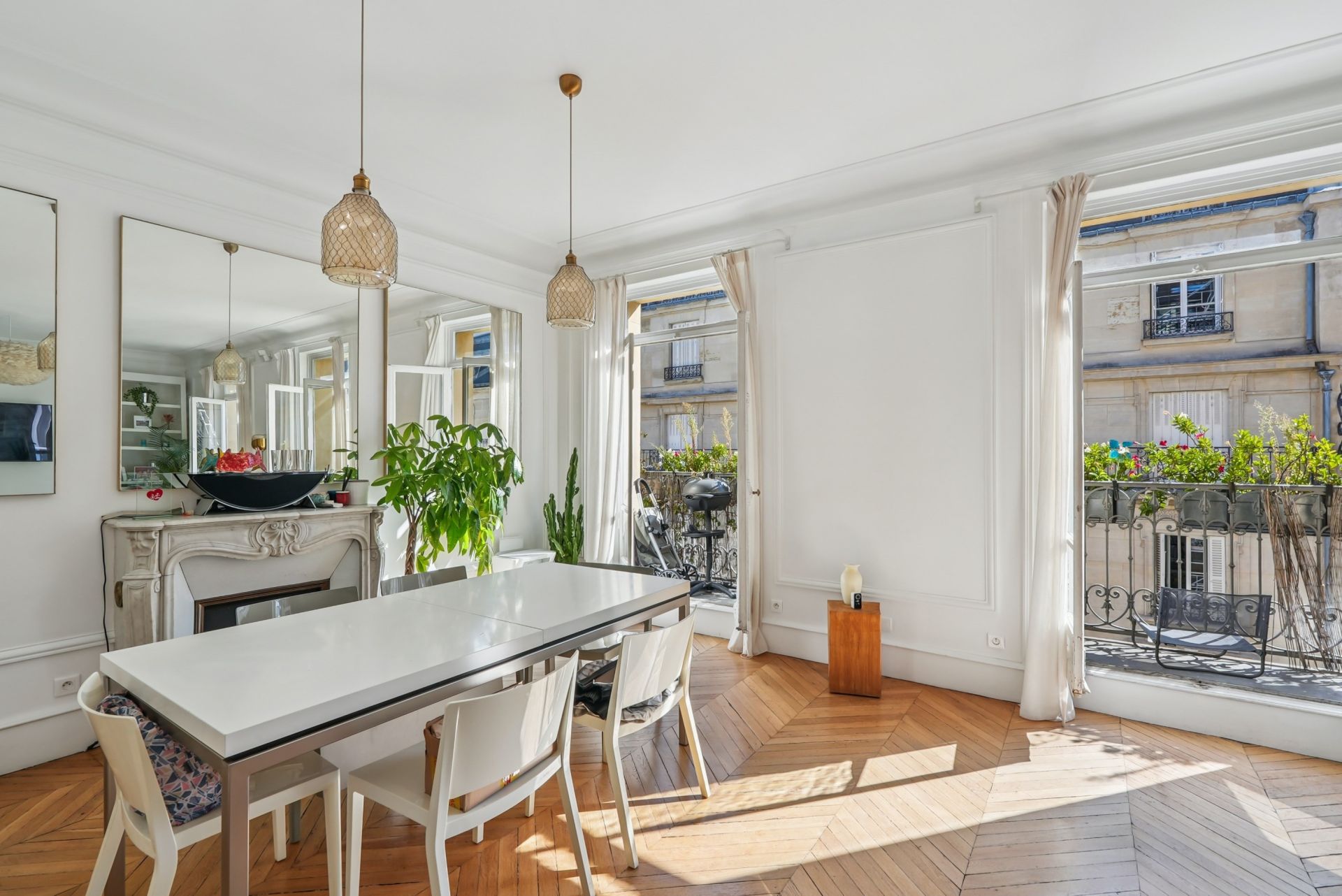 luxury apartment 6 Rooms for sale on PARIS (75008)