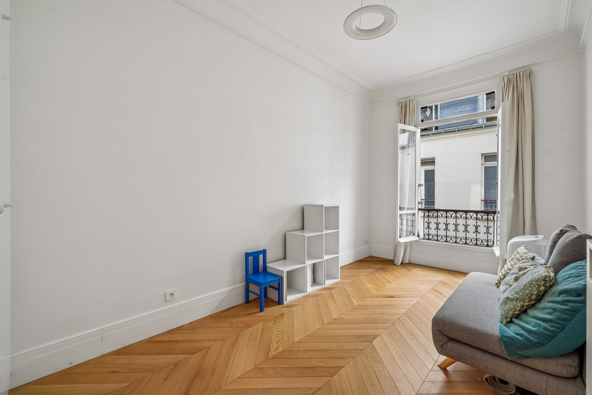 luxury apartment 6 Rooms for sale on PARIS (75008)
