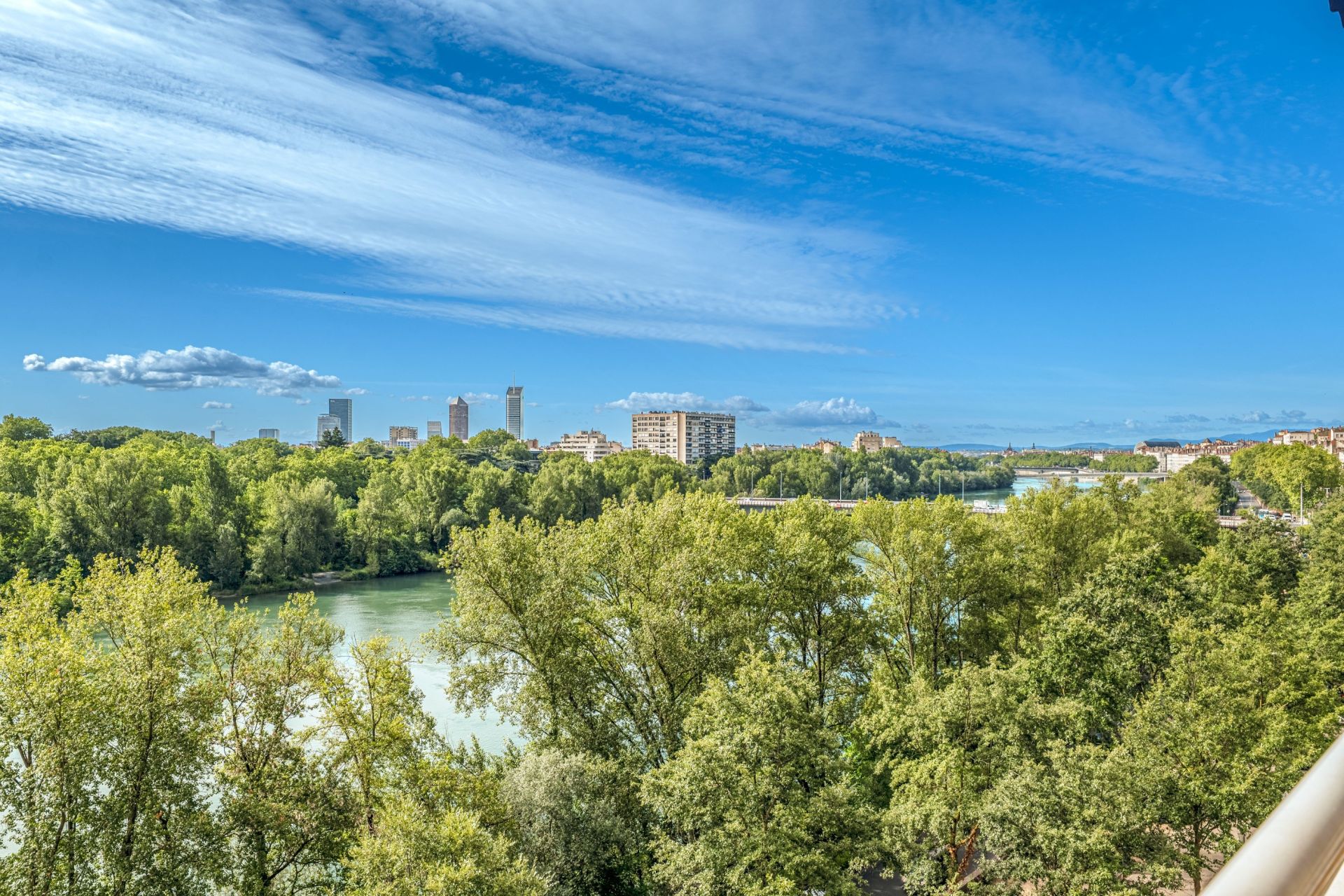 luxury apartment 6 Rooms for sale on CALUIRE ET CUIRE (69300)