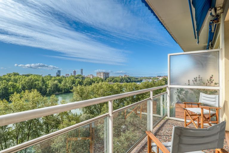luxury apartment 6 Rooms for sale on CALUIRE ET CUIRE (69300)