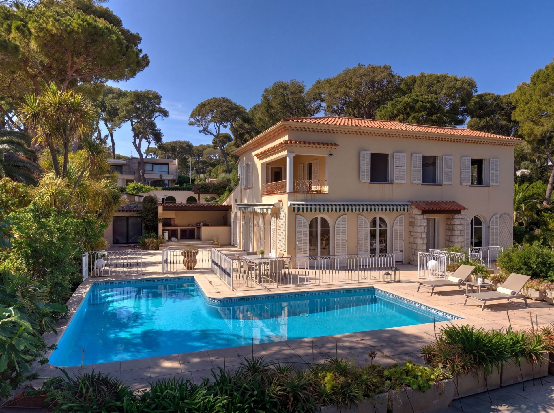 luxury villa 7 Rooms for sale on CAP D ANTIBES (06160)