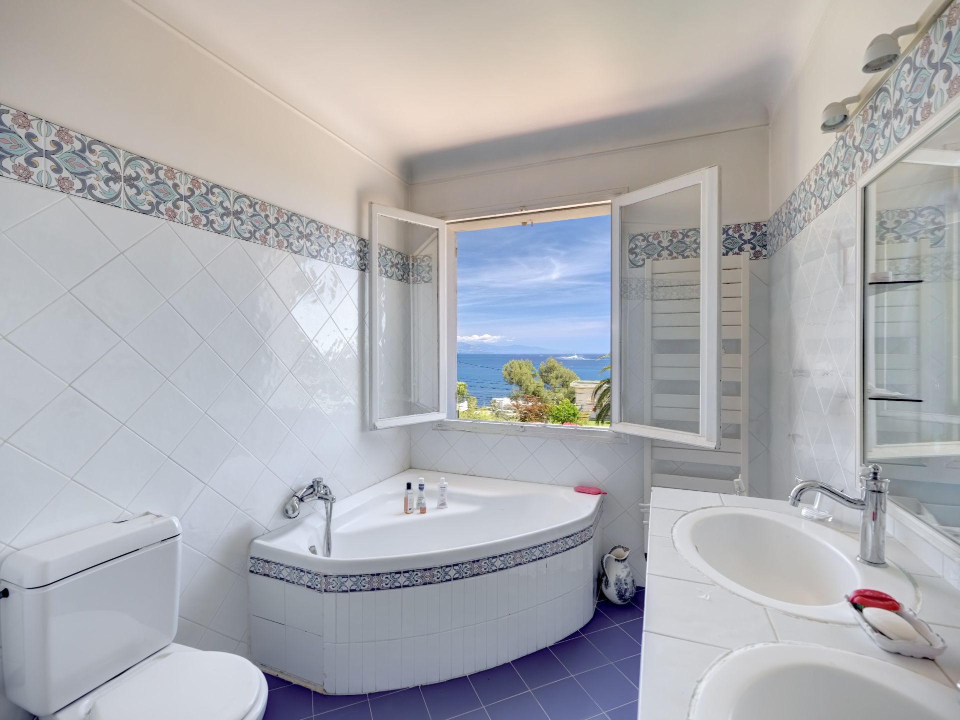 luxury villa 7 Rooms for sale on CAP D ANTIBES (06160)