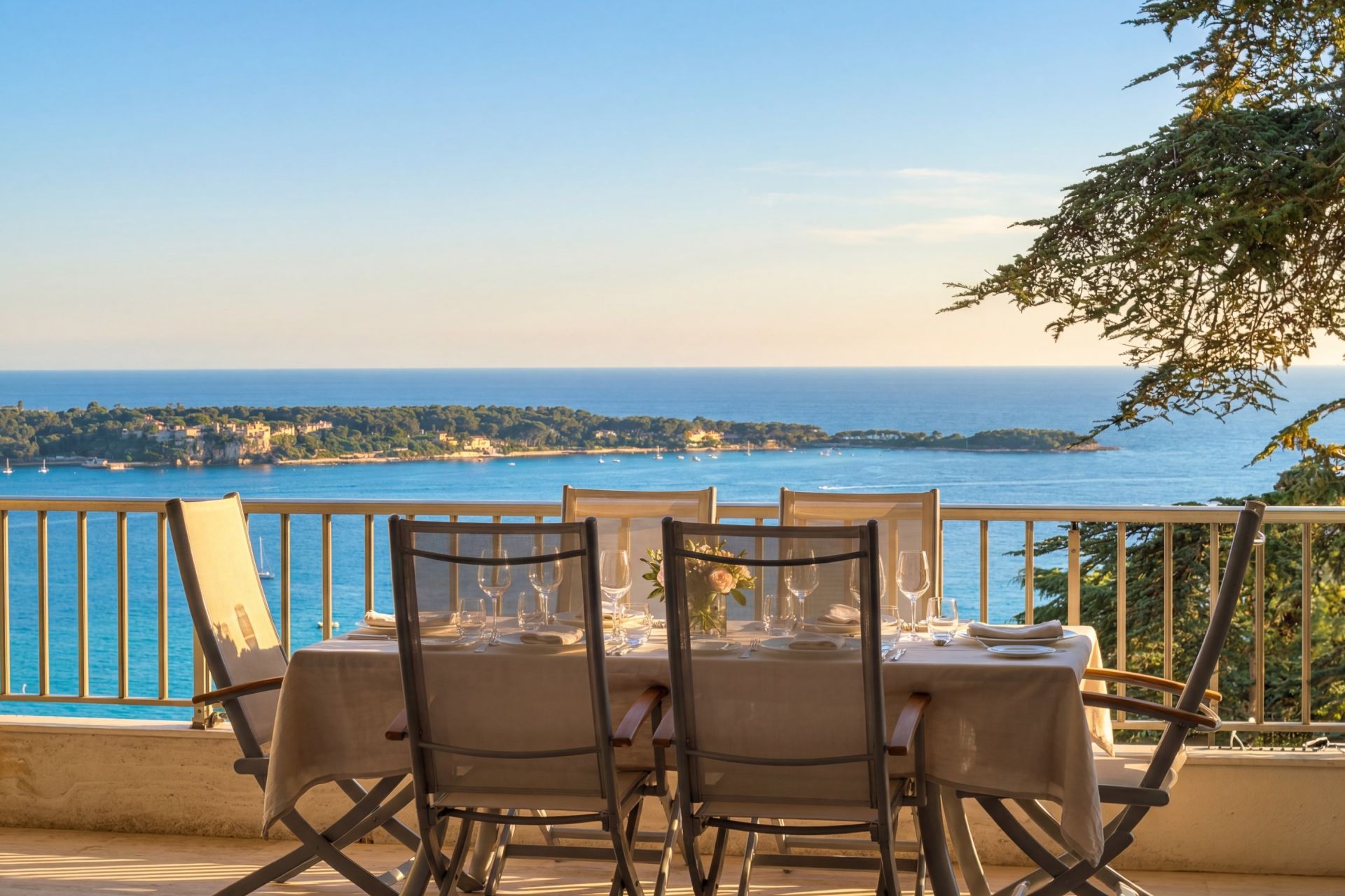 luxury apartment 6 Rooms for sale on CANNES (06400)