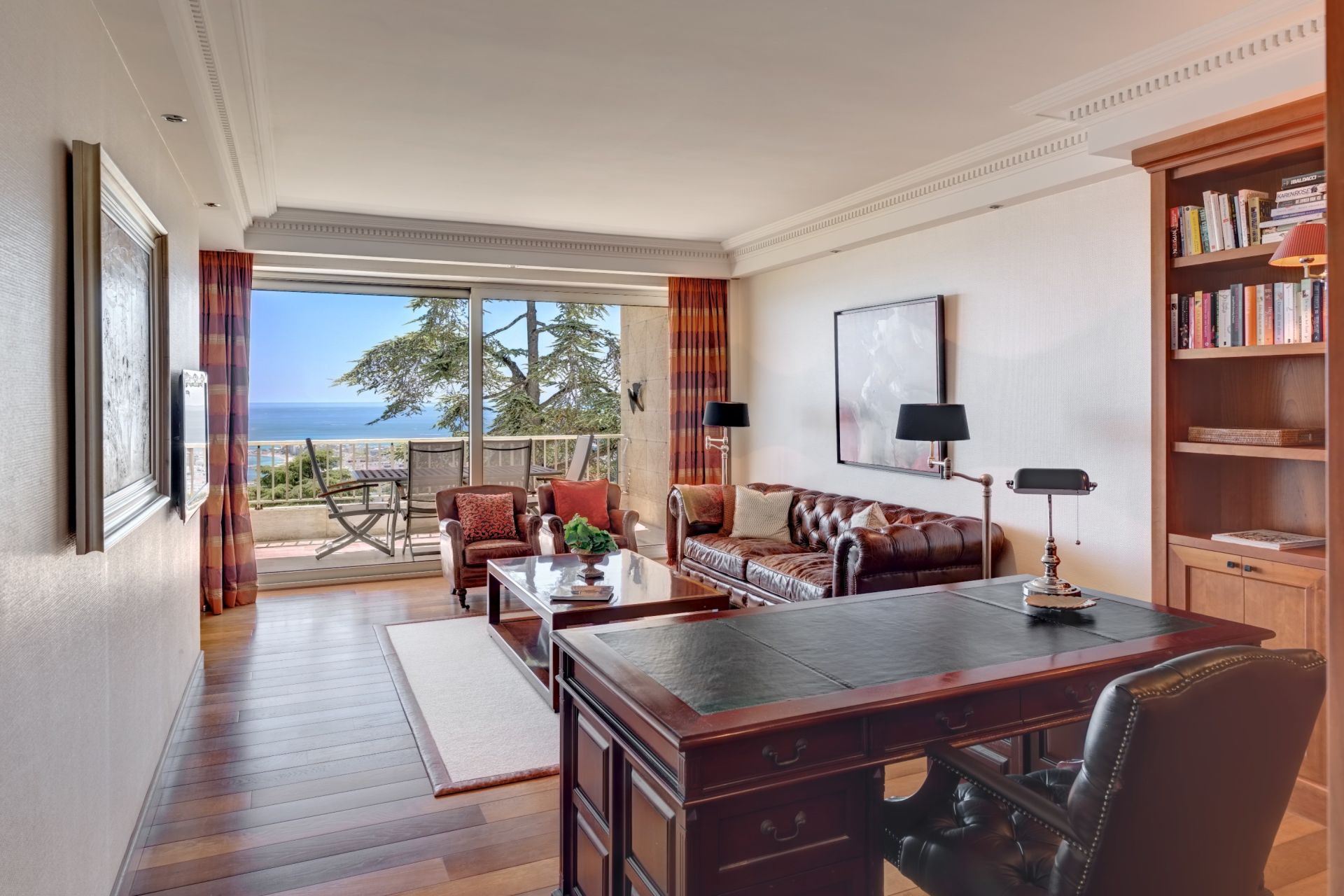 luxury apartment 6 Rooms for sale on CANNES (06400)