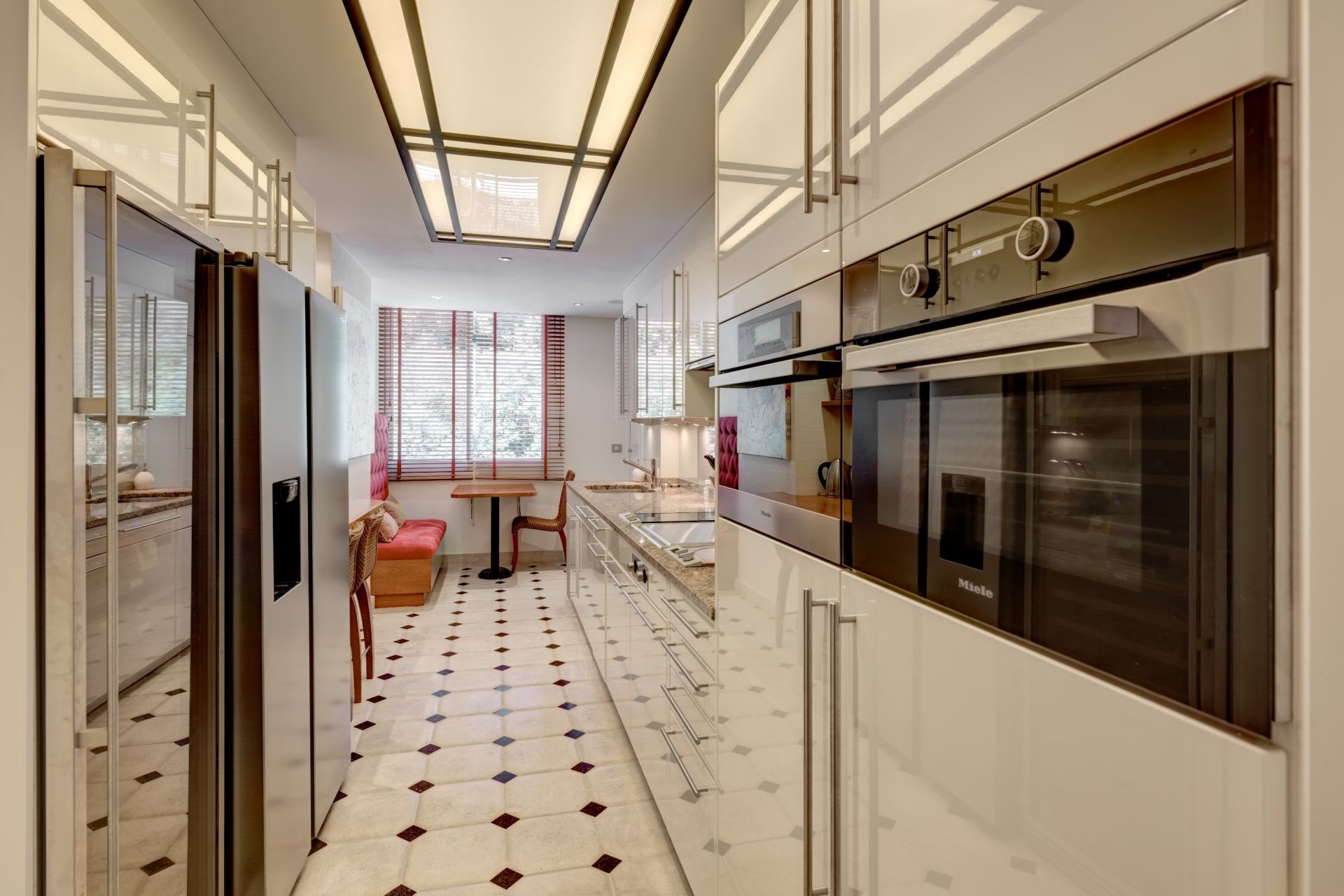 luxury apartment 6 Rooms for sale on CANNES (06400)