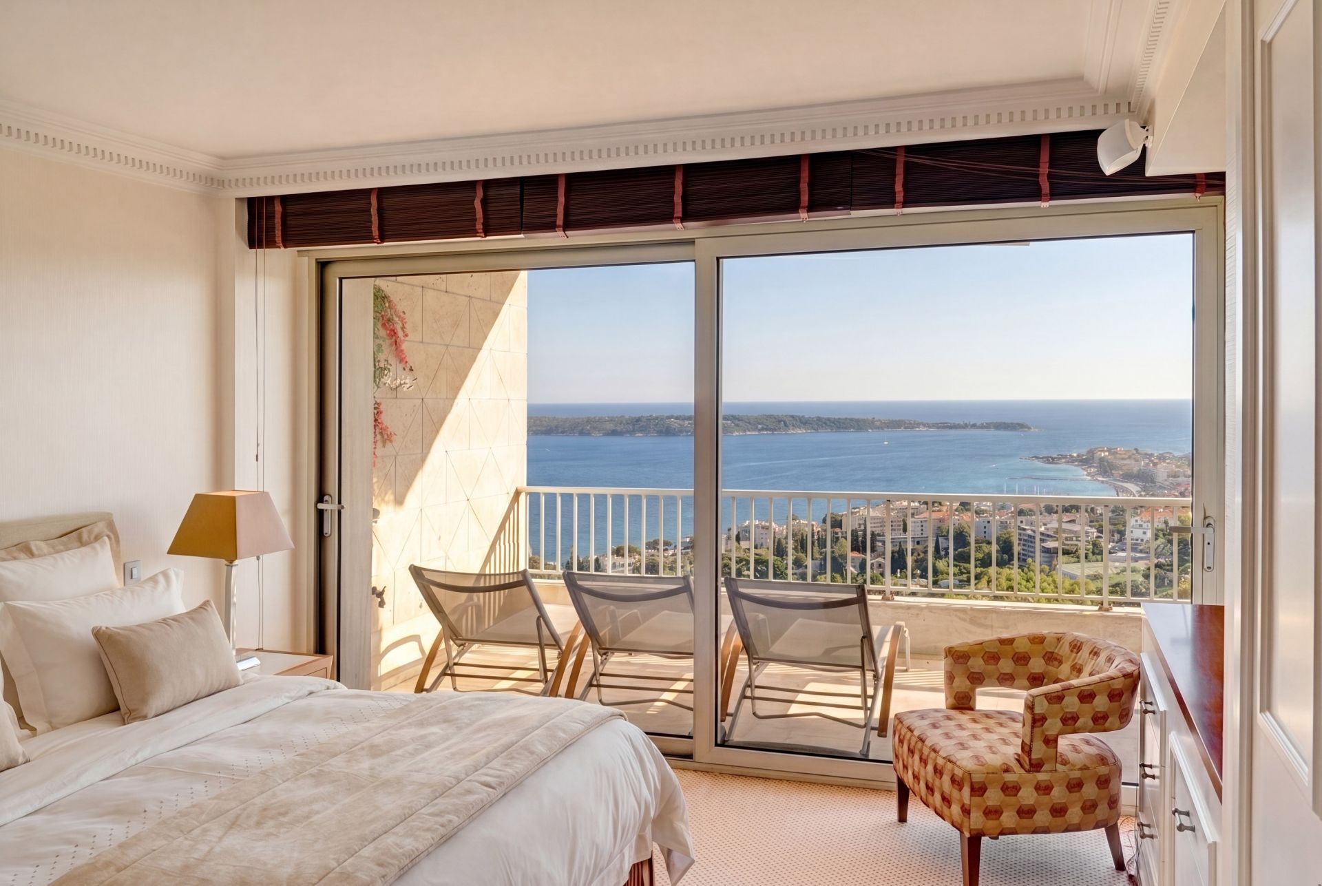 luxury apartment 6 Rooms for sale on CANNES (06400)