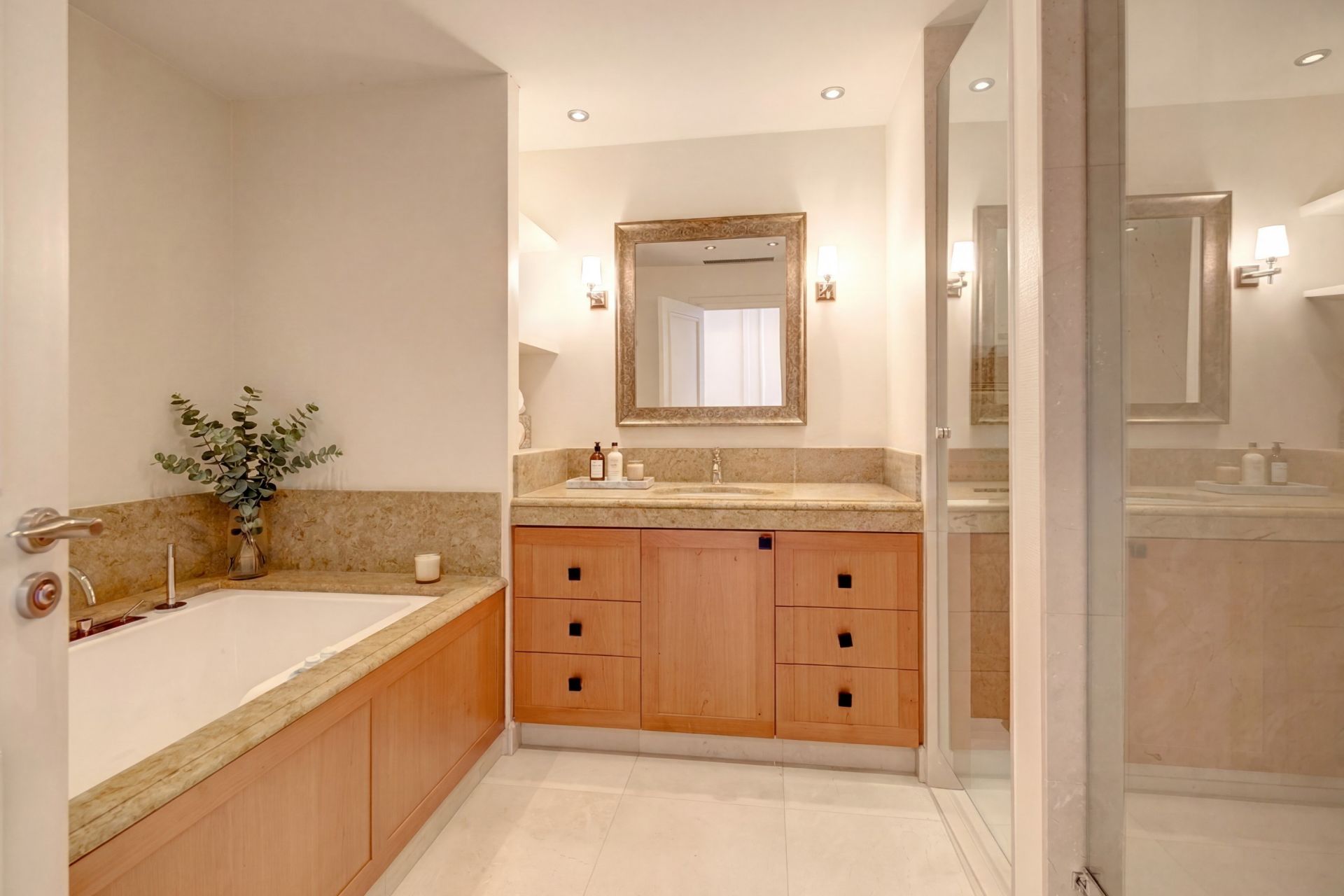 luxury apartment 6 Rooms for sale on CANNES (06400)