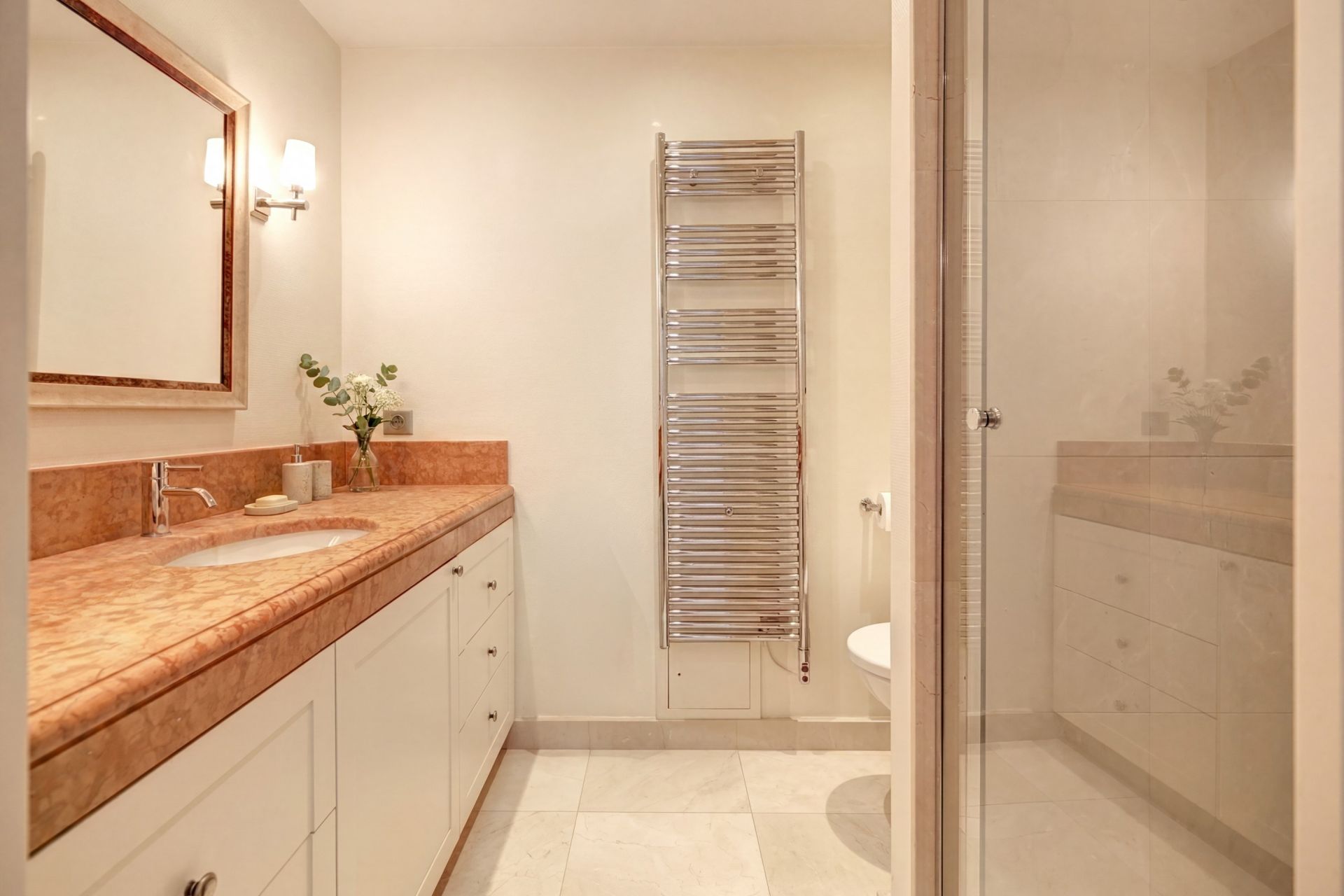 luxury apartment 6 Rooms for sale on CANNES (06400)