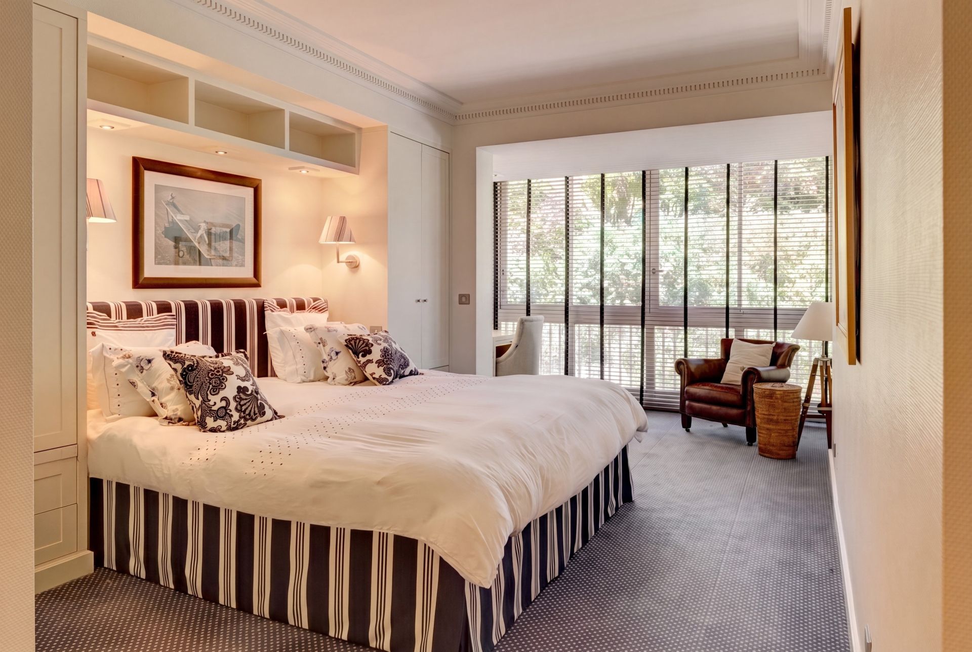 luxury apartment 6 Rooms for sale on CANNES (06400)