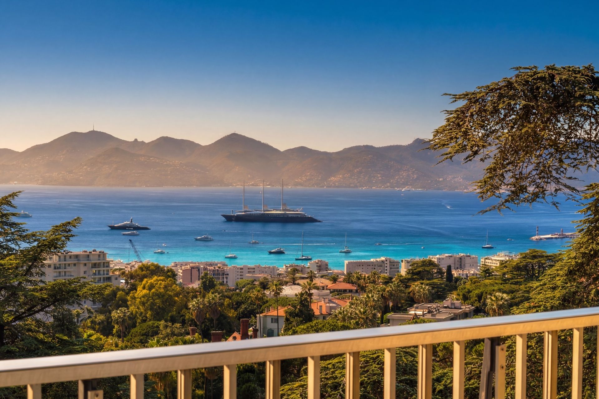 luxury apartment 6 Rooms for sale on CANNES (06400)