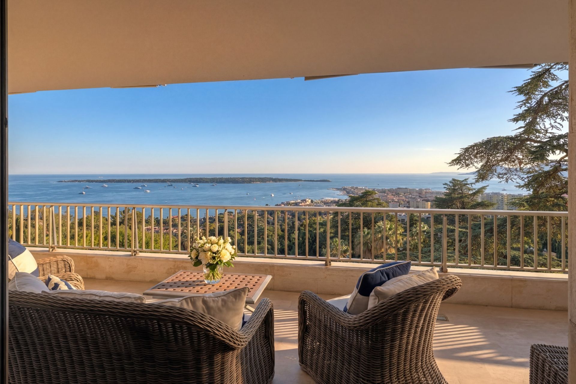 luxury apartment 6 Rooms for sale on CANNES (06400)