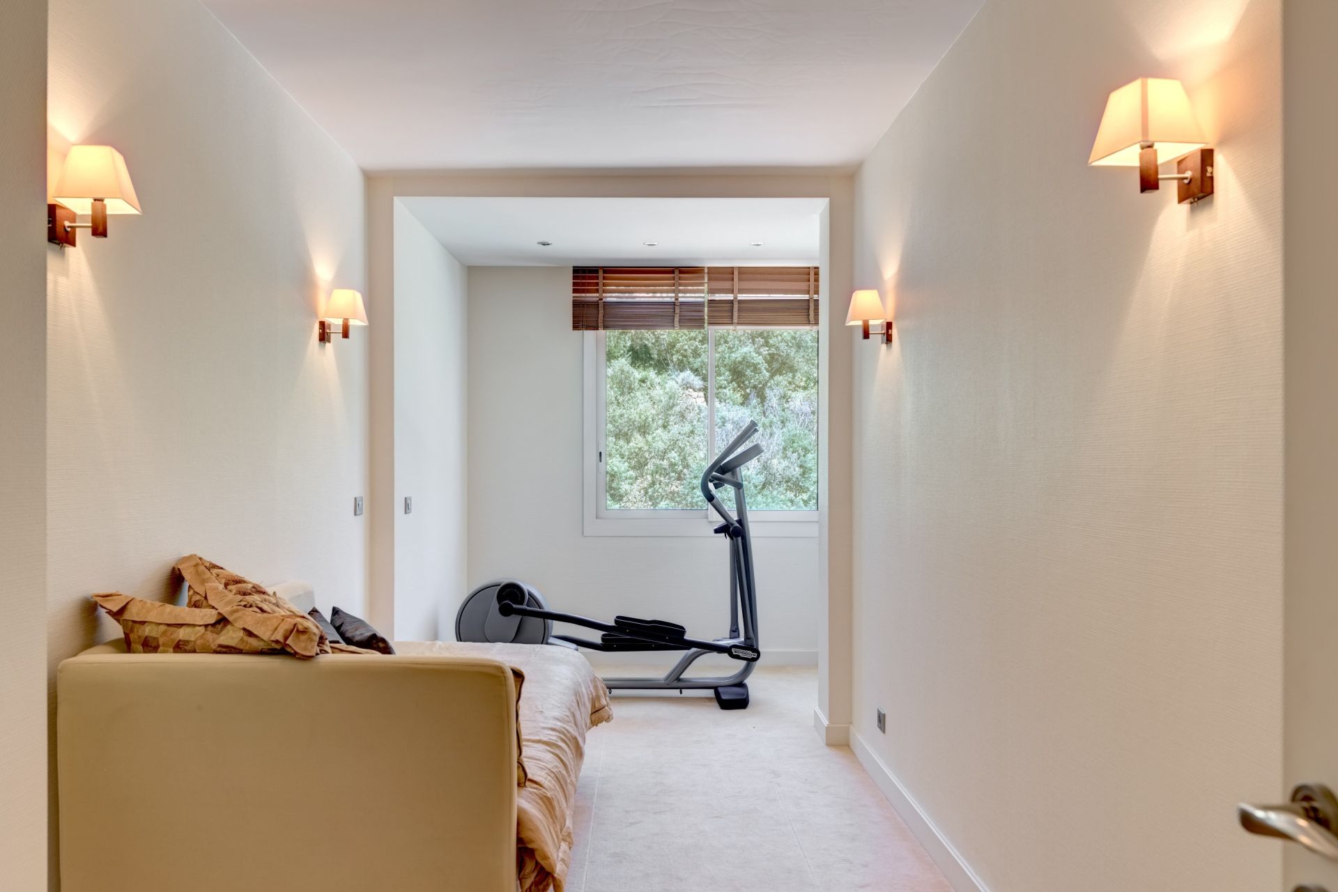 luxury apartment 6 Rooms for sale on CANNES (06400)