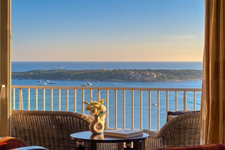 luxury apartment 6 Rooms for sale on CANNES (06400)