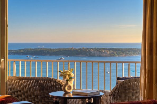 luxury apartment 6 Rooms for sale on CANNES (06400)
