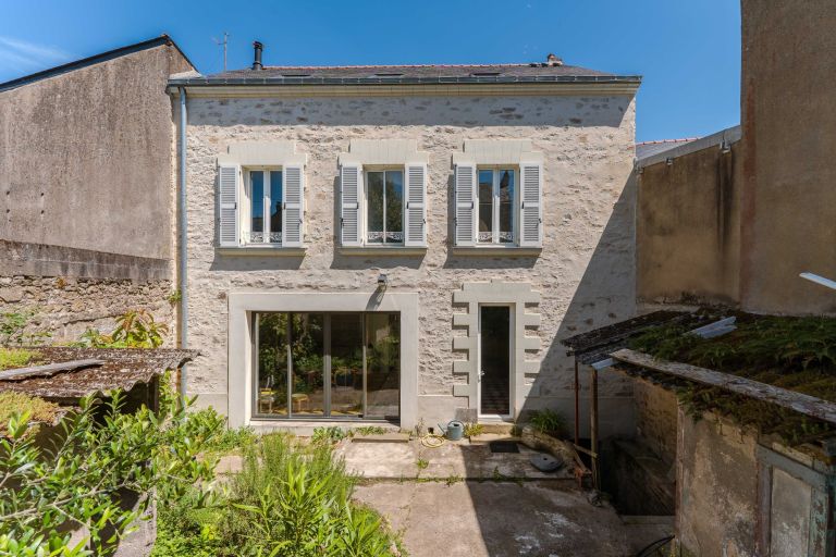 luxury house 8 Rooms for sale on NANTES (44100)