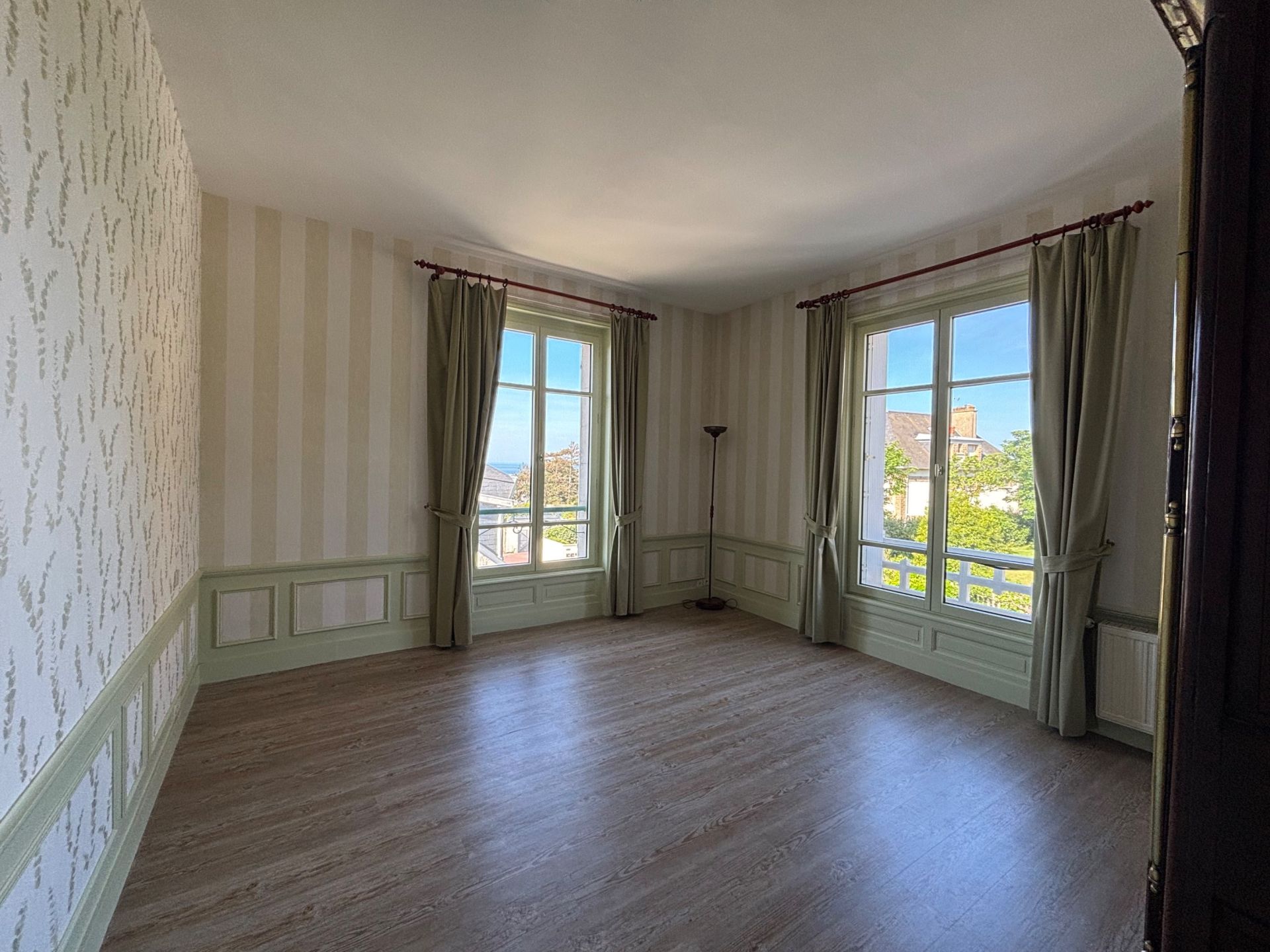 luxury house 8 Rooms for sale on GRANVILLE (50400)