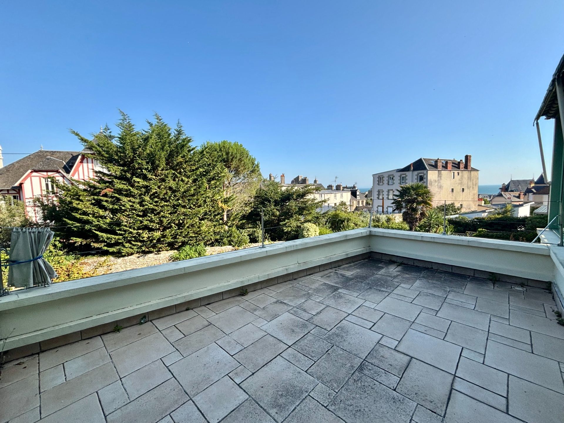 luxury house 8 Rooms for sale on GRANVILLE (50400)