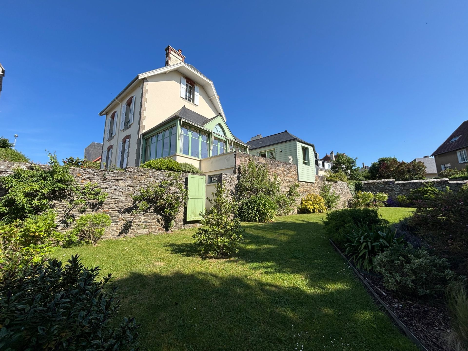luxury house 8 Rooms for sale on GRANVILLE (50400)