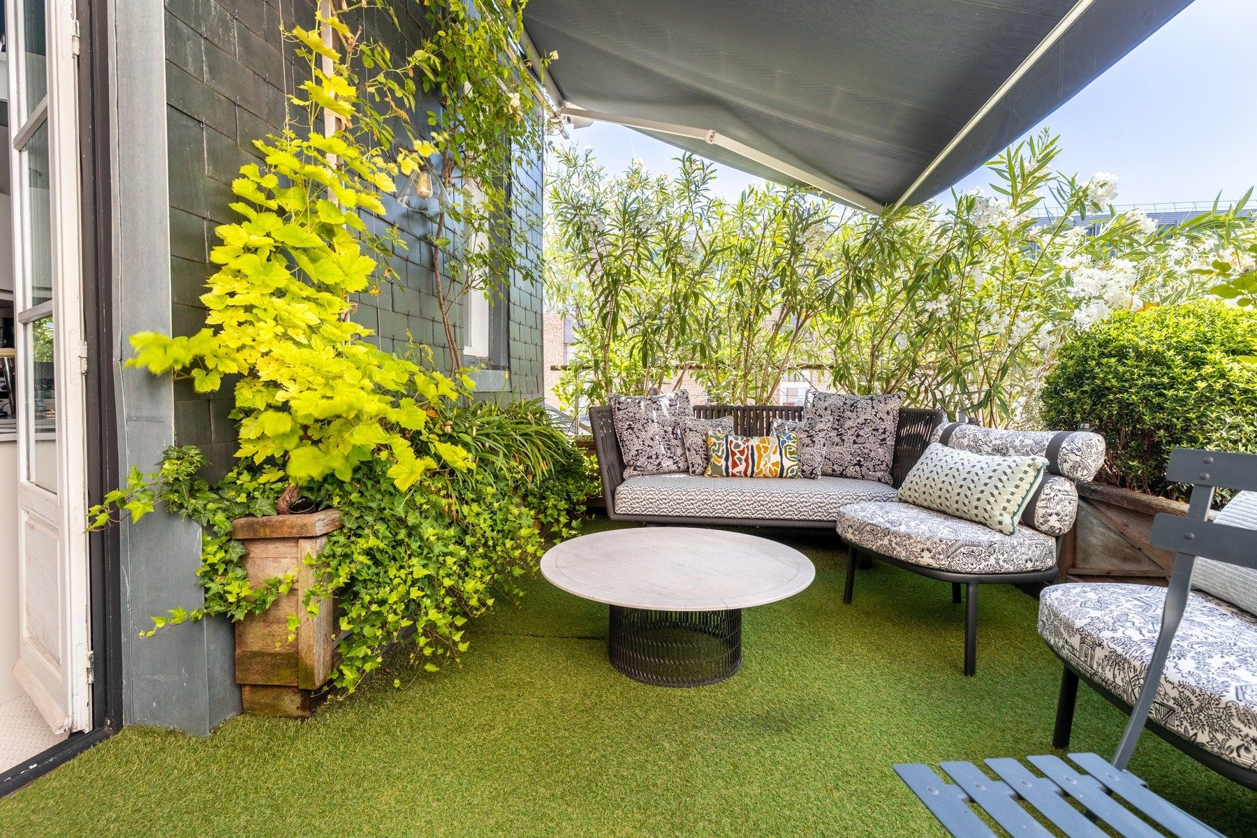 luxury apartment 8 Rooms for sale on BORDEAUX (33000)