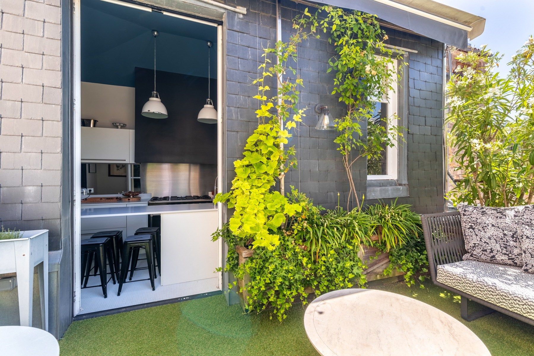 luxury apartment 8 Rooms for sale on BORDEAUX (33000)