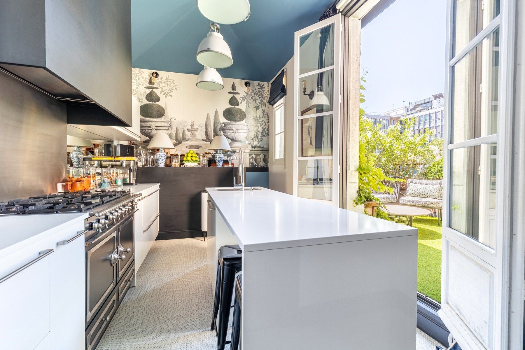 luxury apartment 8 Rooms for sale on BORDEAUX (33000)