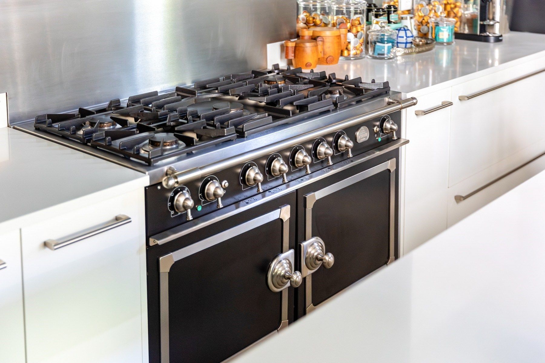 luxury apartment 8 Rooms for sale on BORDEAUX (33000)